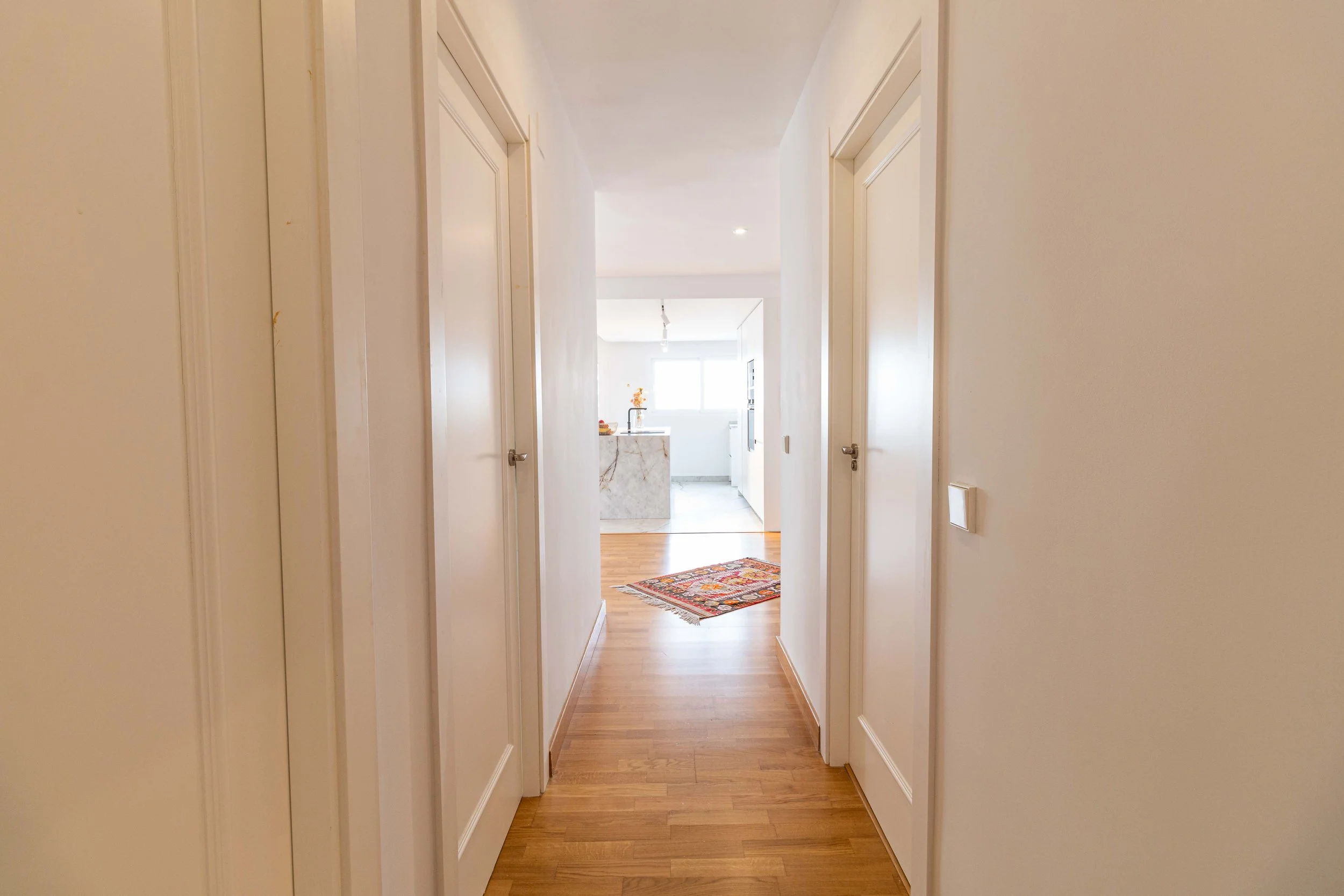 Distribución interior y pasillo luminoso en reforma integral de ático en Gandia centro Valencia – Betha Estudio