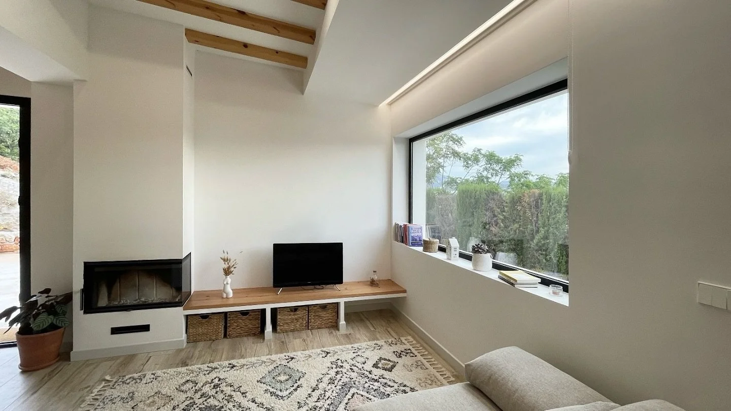 🏡 Hogar, en voz baja
Hay espacios que no necesitan hablar alto para decirlo todo. Este rinc&oacute;n est&aacute; pensado para disfrutar del silencio, de la luz que se cuela sin prisa y de los detalles que hacen hogar.
Dise&ntilde;ar es observar, sen