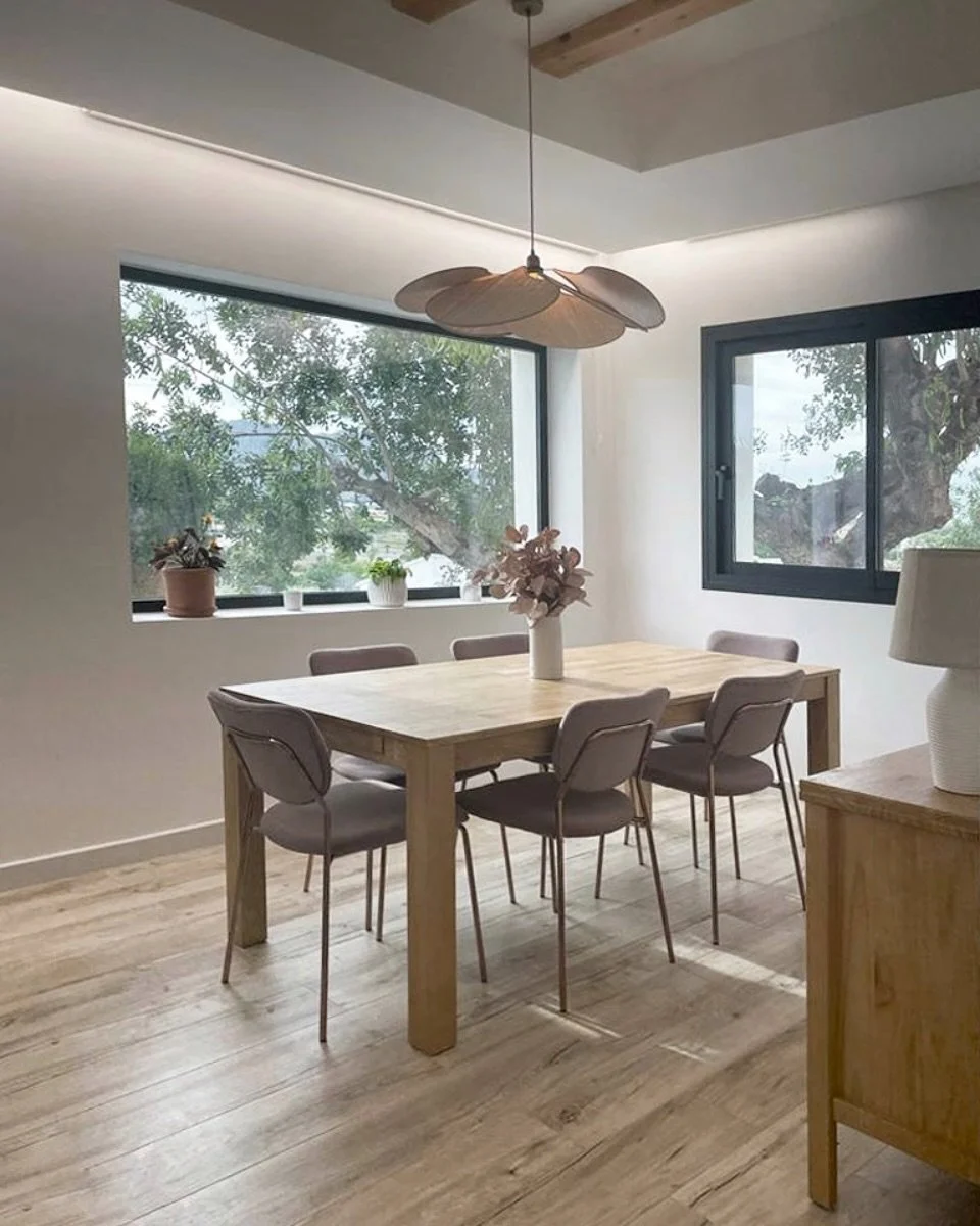 Dise&ntilde;o que respira calma.
En Betha Estudio creamos espacios donde la elegancia no grita, susurra.
Luz natural, l&iacute;neas puras y una atm&oacute;sfera que lo envuelve todo.

Design that breathes calm.
At Betha Estudio, we create spaces wher