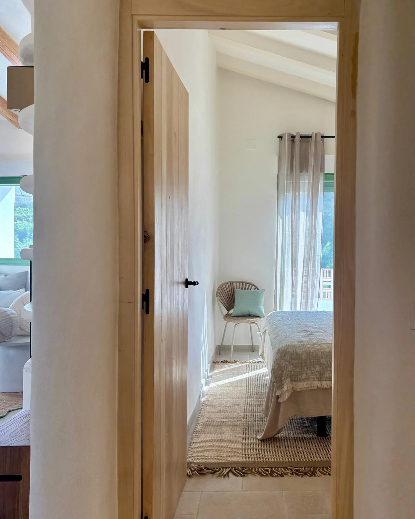 La belleza est&aacute; en los detalles ✨
Cada rinc&oacute;n de esta vivienda ha sido dise&ntilde;ado para respirar calma, luz y equilibrio. L&iacute;neas puras, materiales nobles y una atm&oacute;sfera serena que invita a quedarse.
Nos encargamos de 