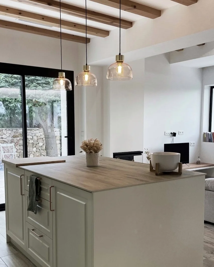 🌿 As&iacute; da gusto volver a casa
Luz natural, texturas suaves y ese mix perfecto entre moderno y acogedor.
Dise&ntilde;amos este espacio para vivirlo, para cocinar sin prisas, charlar en la isla y abrir la puerta al jard&iacute;n como si fuera un