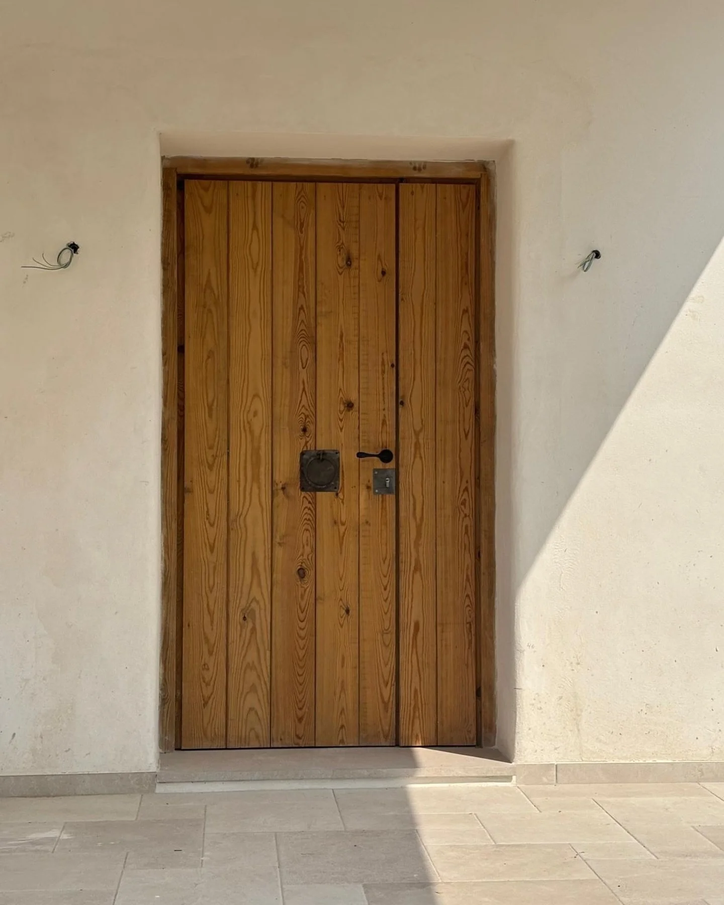 Una puerta que no solo abre, sino que sugiere. Madera viva, textura honesta y proporciones serenas. As&iacute; empieza la historia de un lugar pensado para perdurar.

#ArquitecturaDelSilencio #LujoNatural #InteriorismoConAlma #PuertasConHistoria #Esp
