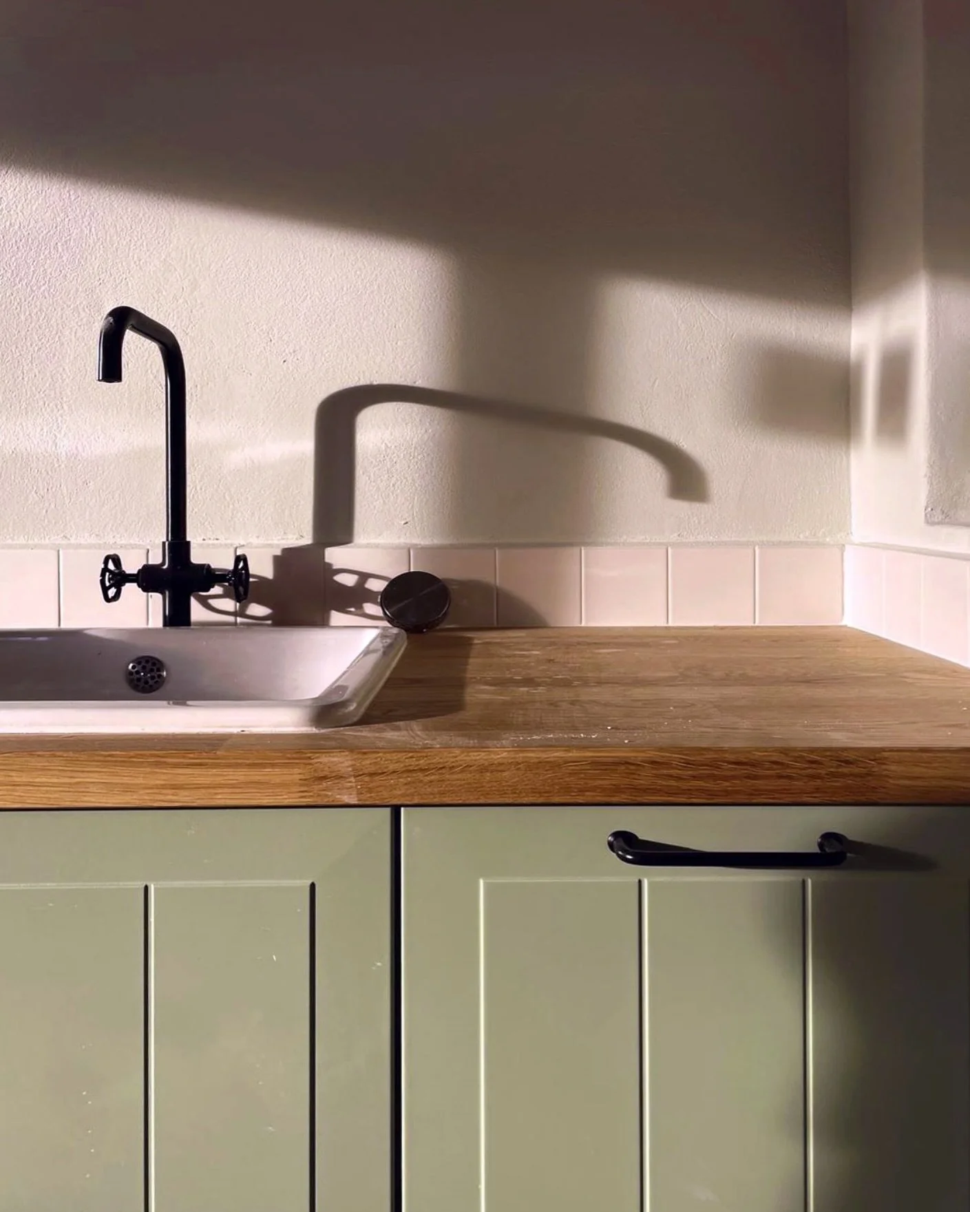 La luz revela lo esencial: una composici&oacute;n pensada en equilibrio.
Madera natural, tonos mate y contraste funcional.
Dise&ntilde;o que optimiza, emociona y habita con alma.

#Dise&ntilde;oDeInteriores #BethaStudio #CocinasConEstilo #Materialida