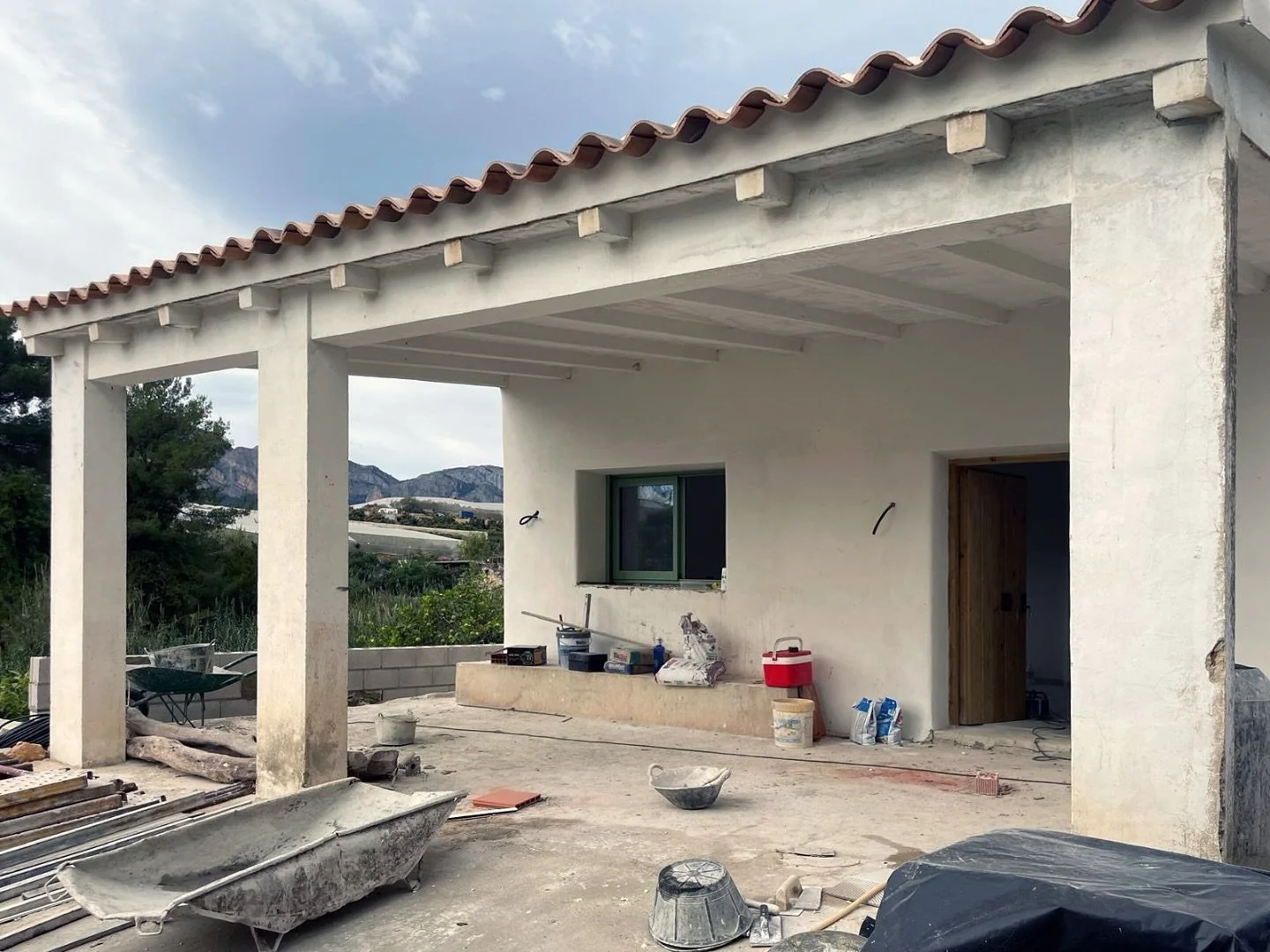 La elegancia reside en lo simple bien hecho. Esta vivienda en el coraz&oacute;n del paisaje mediterr&aacute;neo avanza con mimo y car&aacute;cter. Materiales nobles, l&iacute;neas puras y una conexi&oacute;n honesta con el entorno. Porque el verdader