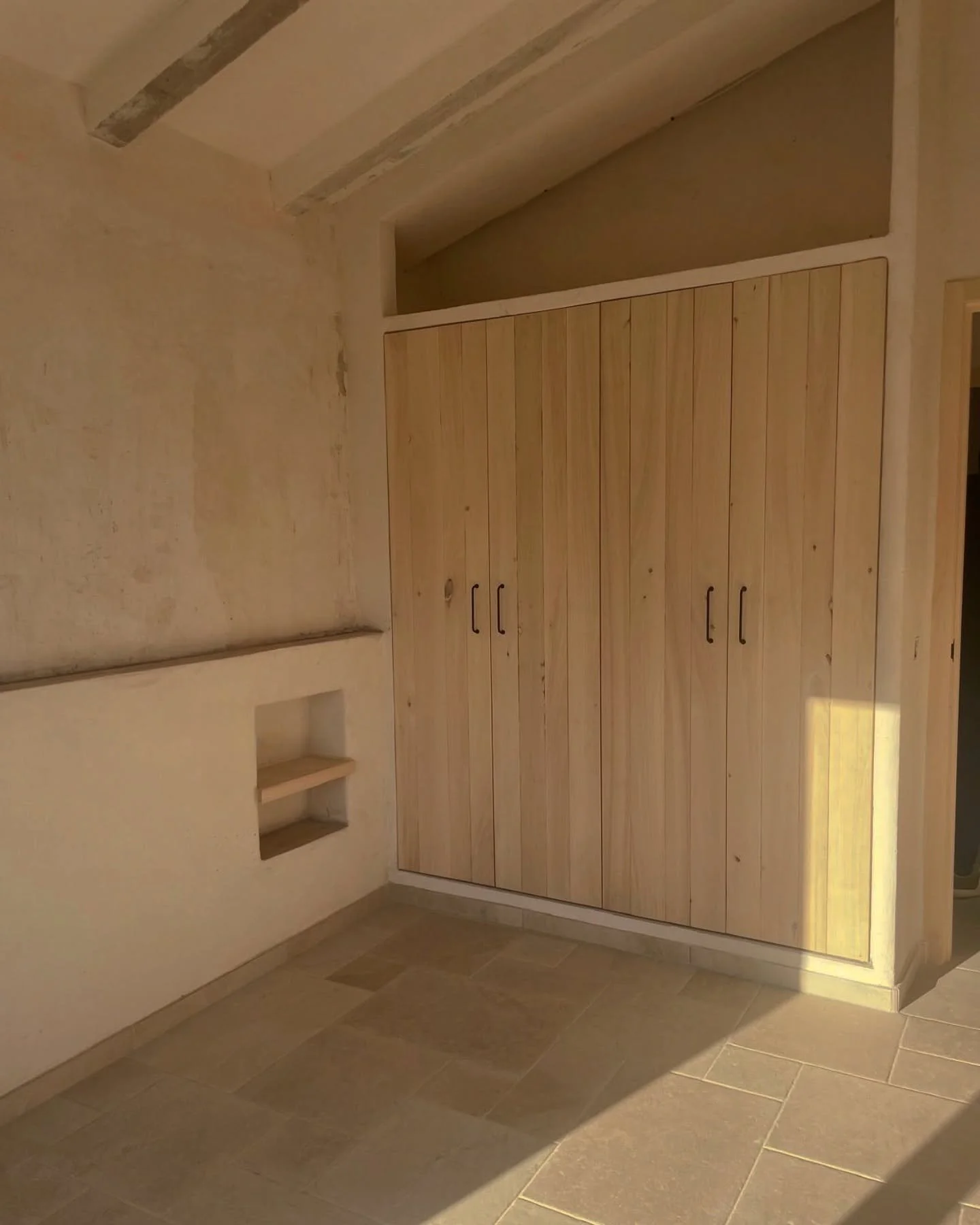 Cuando los materiales se escogen con sensibilidad, la atm&oacute;sfera se transforma.
Cada proyecto con alma empieza con una mirada experta, donde la armon&iacute;a no es casual, sino dise&ntilde;ada.

#Dise&ntilde;oConAlma #InteriorismoSutil #Est&ea