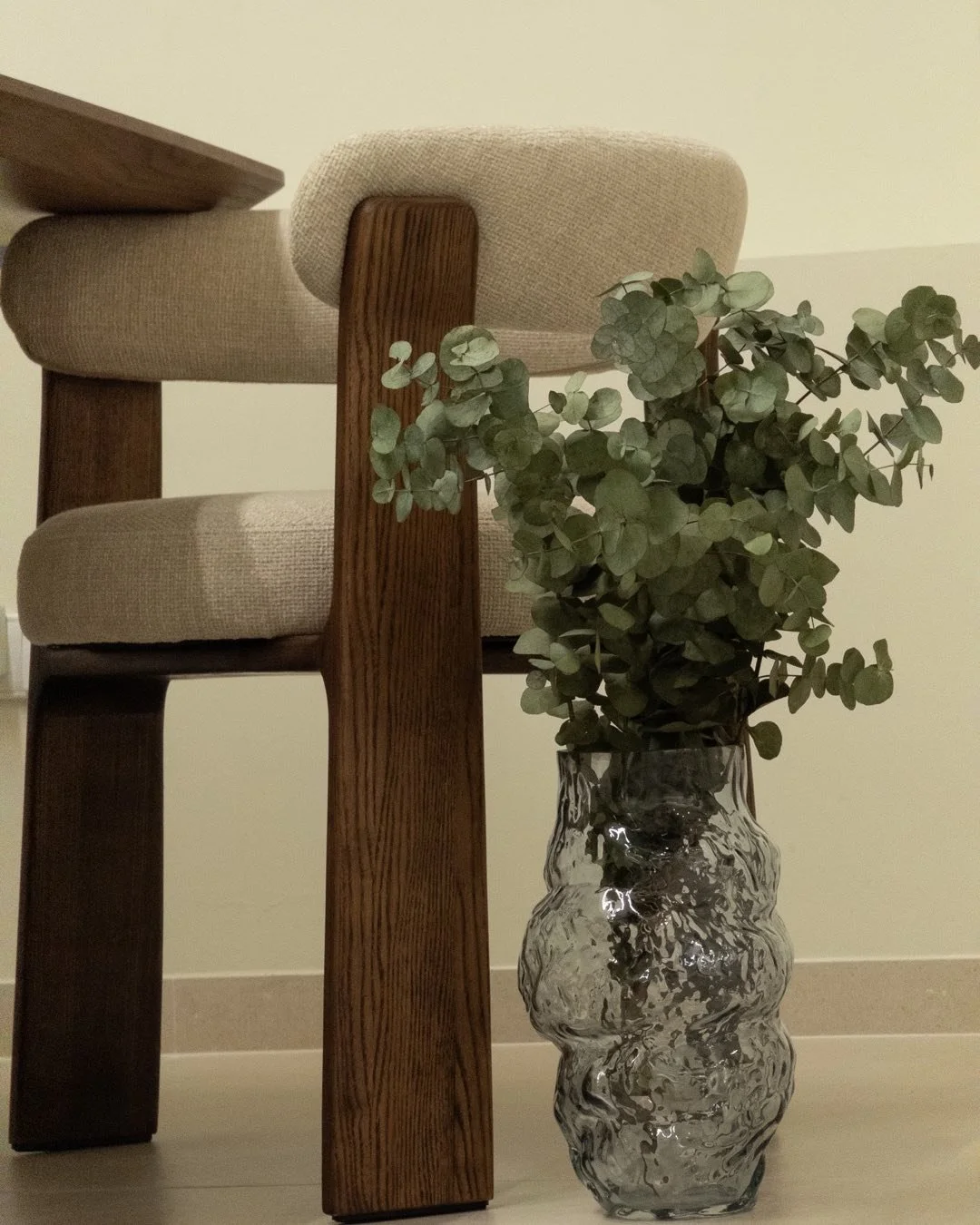 La verdadera sofisticaci&oacute;n reside en los detalles.
Una curva sutil, una textura noble, un gesto bot&aacute;nico bien elegido.
Porque vivir con estilo es un arte, y en nuestro estudio lo dominamos.
Conf&iacute;a en quienes entienden que la bell