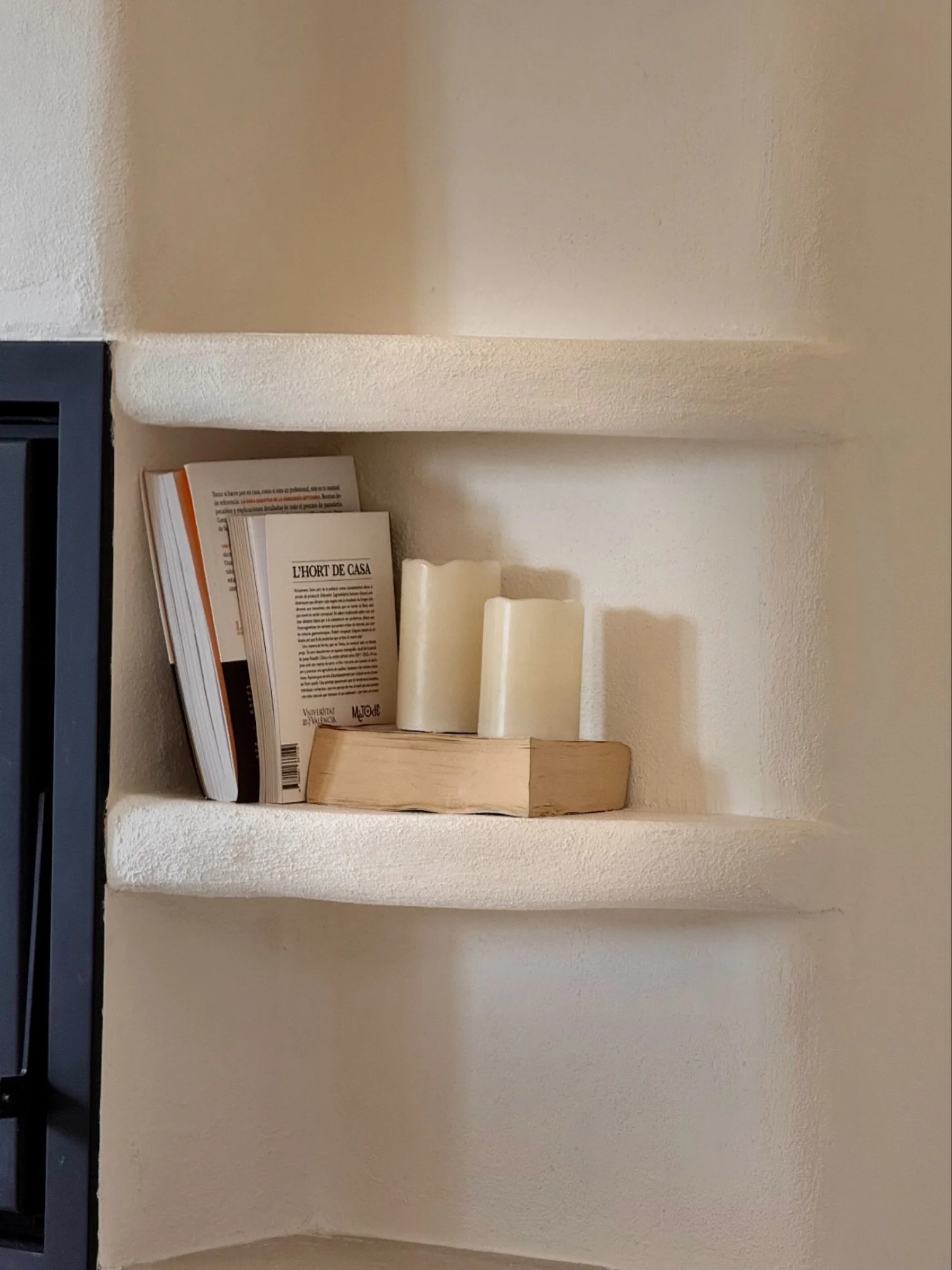 Menos ruido. M&aacute;s intenci&oacute;n.
Dise&ntilde;o interior pensado para durar.
Betha Estudio.