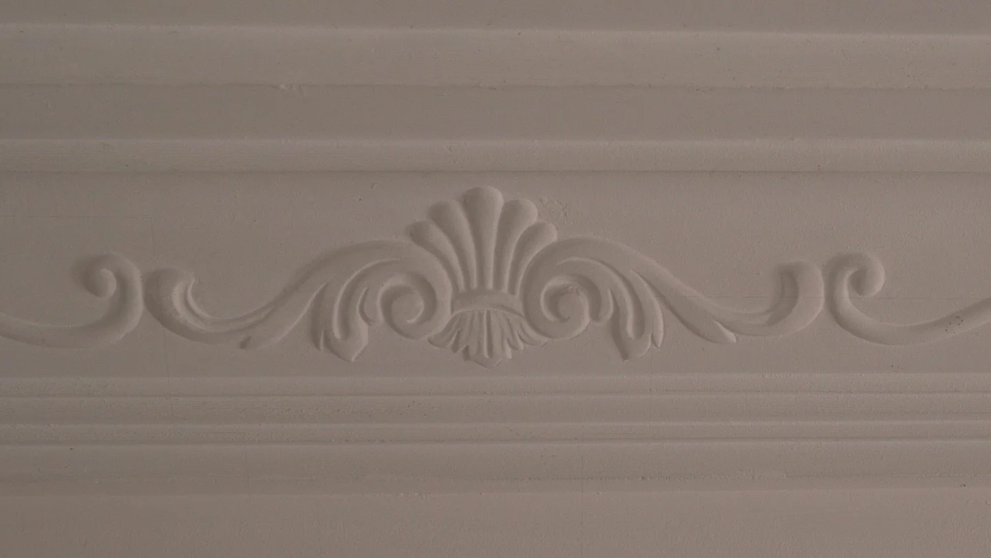 En Betha Estudio no dise&ntilde;amos solo espacios: dise&ntilde;amos el nivel de detalle que separa una reforma est&aacute;ndar de una vivienda de lujo.
Este trabajo de moldura artesanal refleja nuestro enfoque: precisi&oacute;n, proporci&oacute;n y 