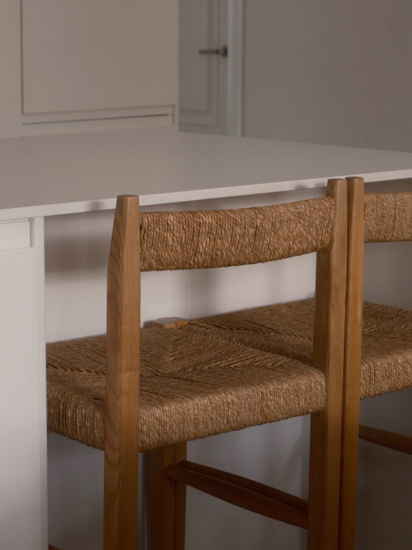 En el interiorismo mediterr&aacute;neo contempor&aacute;neo, el lujo real est&aacute; en la proporci&oacute;n, la luz y los materiales honestos.

En Betha Estudio Interiorismo, dise&ntilde;amos y ejecutamos villas de lujo en Costa Blanca, gestionando