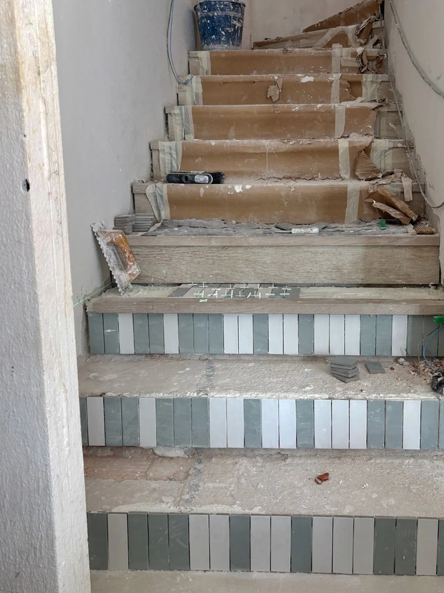 Escalera interior en proceso de ejecuci&oacute;n.
Detalle de una reforma integral de vivienda en la Costa Blanca, donde la escalera se aborda como un elemento arquitect&oacute;nico clave.

En Betha Estudio Interiorismo y Construcci&oacute;n no cuidam