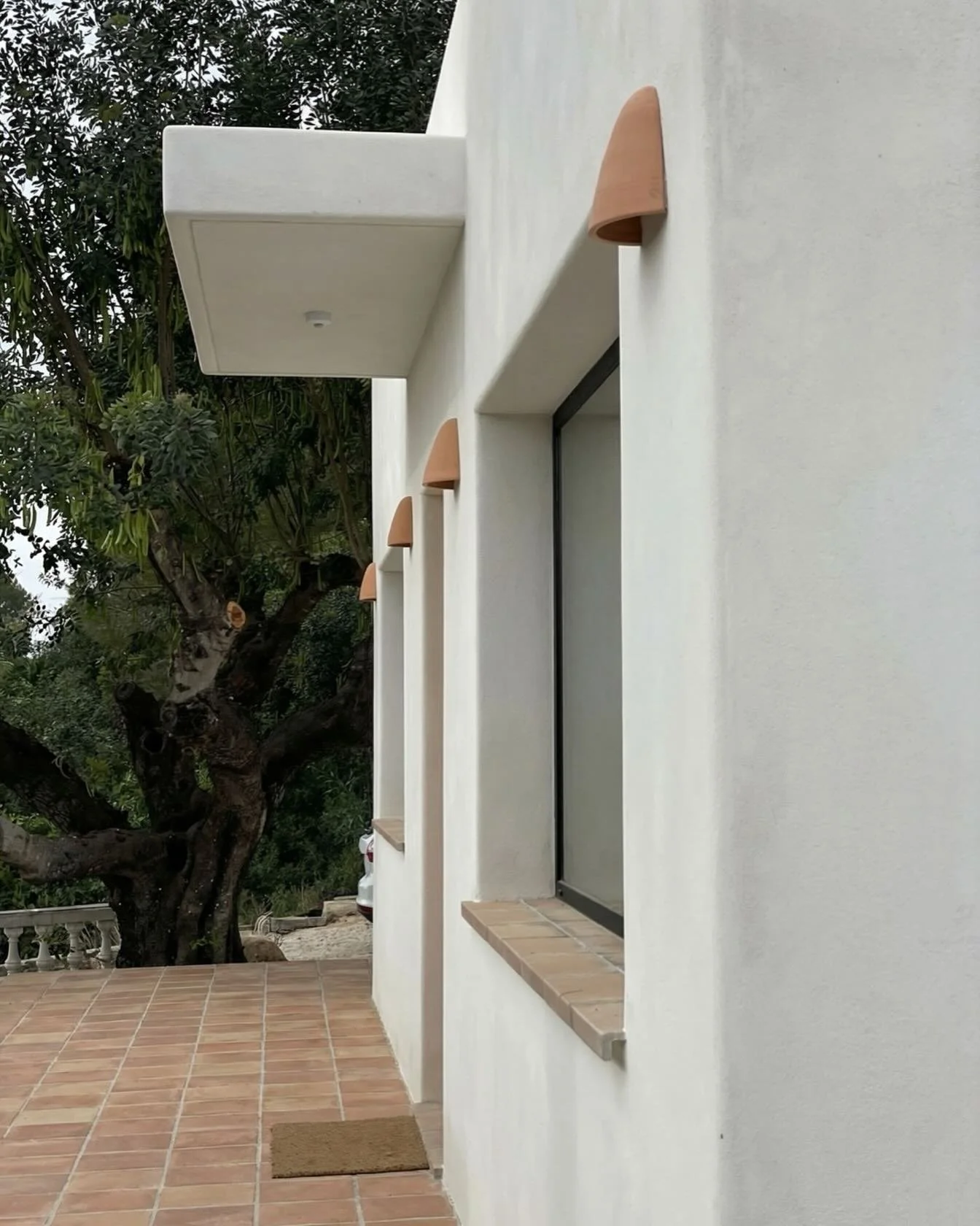 La arquitectura mediterr&aacute;nea no es solo est&eacute;tica, es forma de vivir la casa.
En este proyecto apostamos por l&iacute;neas limpias, vol&uacute;menes blancos y materiales naturales que dialogan con el paisaje de la Costa Blanca.

El contr