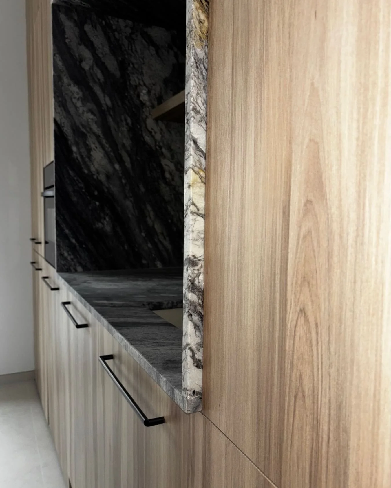 La belleza de una cocina est&aacute; en los detalles.
En este proyecto de cocina de dise&ntilde;o en la Costa Blanca, trabajamos con piedra Sensa de Cosentino, una superficie natural de alto rendimiento que combina elegancia, resistencia y durabilida