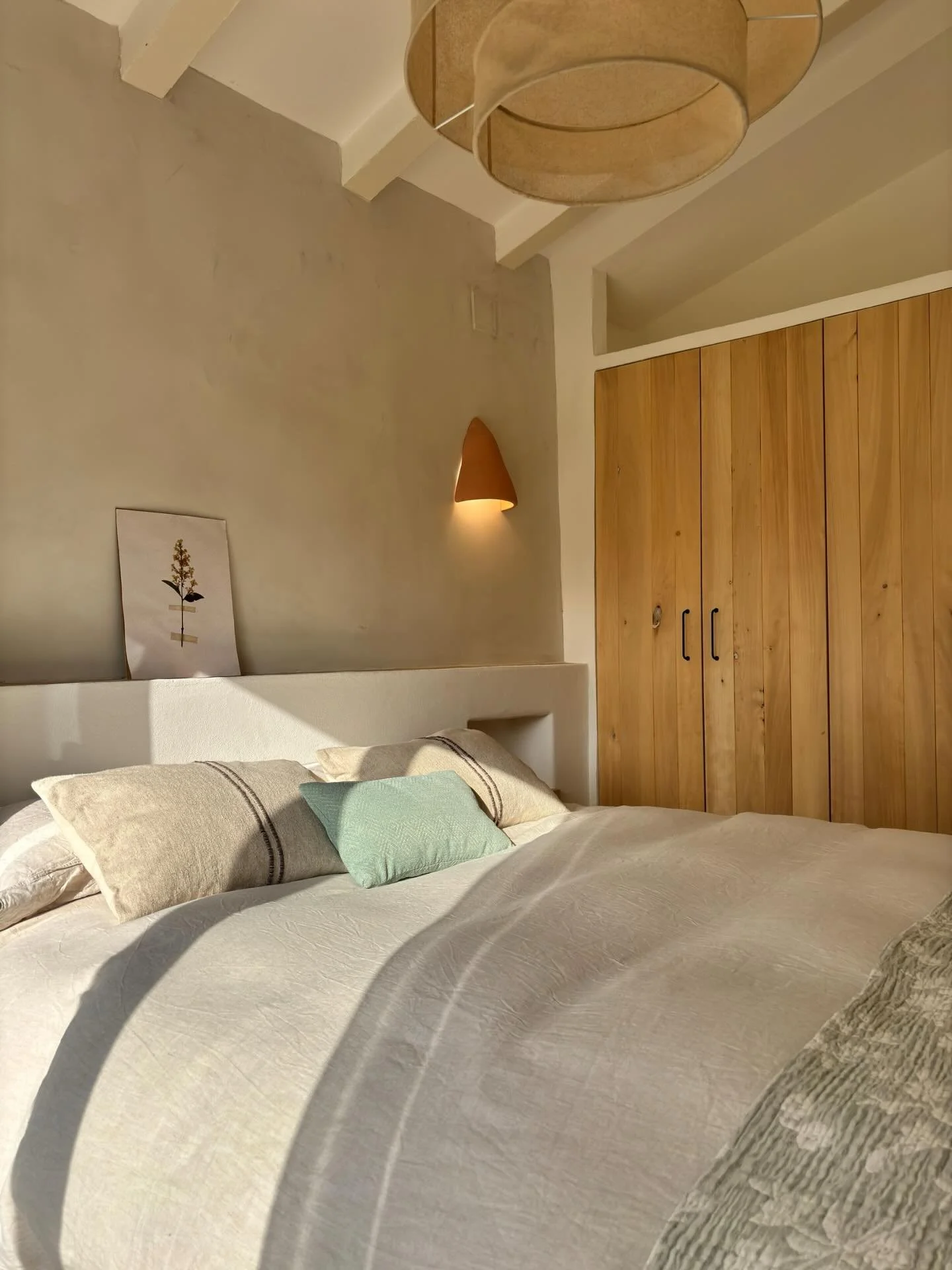 Dormitorio mediterr&aacute;neo dise&ntilde;ado para el descanso y la calma.

En este proyecto de interiorismo residencial en la Costa Blanca, en Betha Estudio apostamos por una arquitectura interior que combina materiales naturales, luz mediterr&aacu