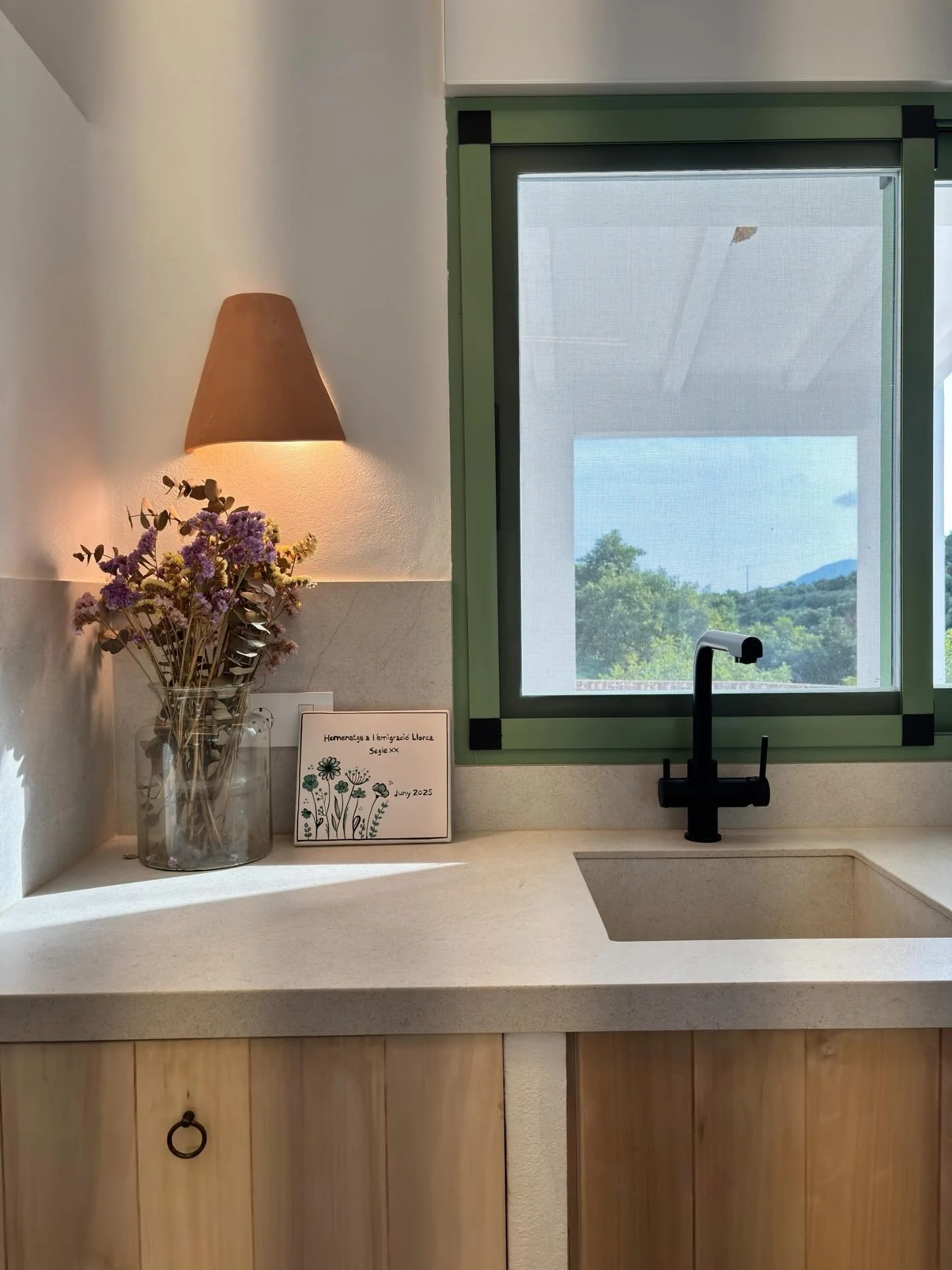 A veces el dise&ntilde;o no est&aacute; en lo grande, sino en lo que ocurre en silencio.

La luz entrando por la ventana.
La textura de la madera natural.
El tacto de la piedra clara bajo las manos.

En esta cocina buscamos exactamente eso: calma, ma