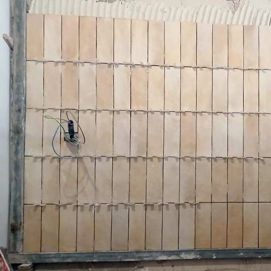 Revestimiento cer&aacute;mico en proceso &middot; Proyecto de interiorismo en la Costa Blanca

Cada material define la personalidad de un espacio.
En este proyecto estamos trabajando con revestimiento cer&aacute;mico colocado en vertical, generando u