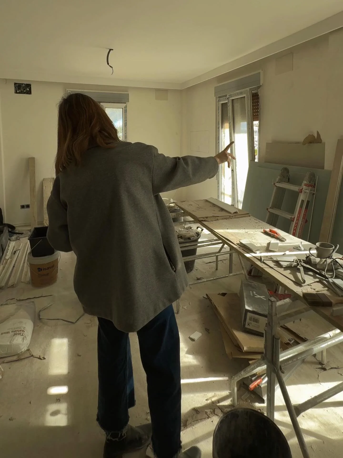 En obra, donde empiezan a tomar forma las ideas. 
Cada proyecto comienza con decisiones precisas sobre luz, espacio y proporci&oacute;n. Aqu&iacute; definimos c&oacute;mo se va a vivir realmente la vivienda.

En Betha Estudio trabajamos cada reforma 