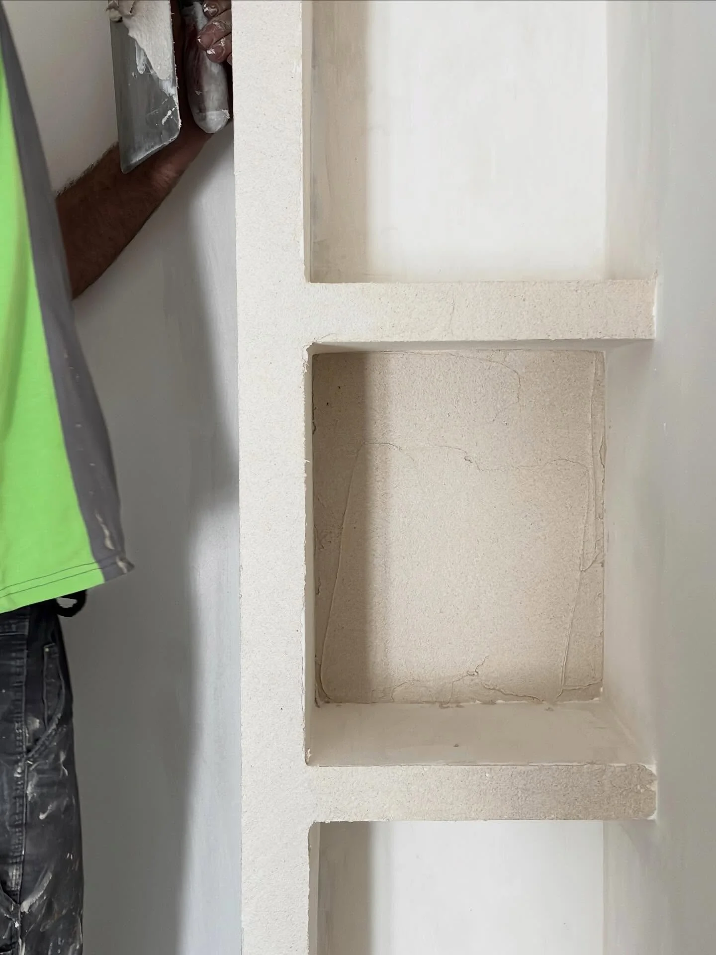 Detalle de ejecuci&oacute;n en obra con nicho de pared revestido con Tixol, un acabado mineral muy utilizado en interiorismo contempor&aacute;neo por su textura natural, continuidad visual y gran resistencia.

Este tipo de soluciones constructivas pe