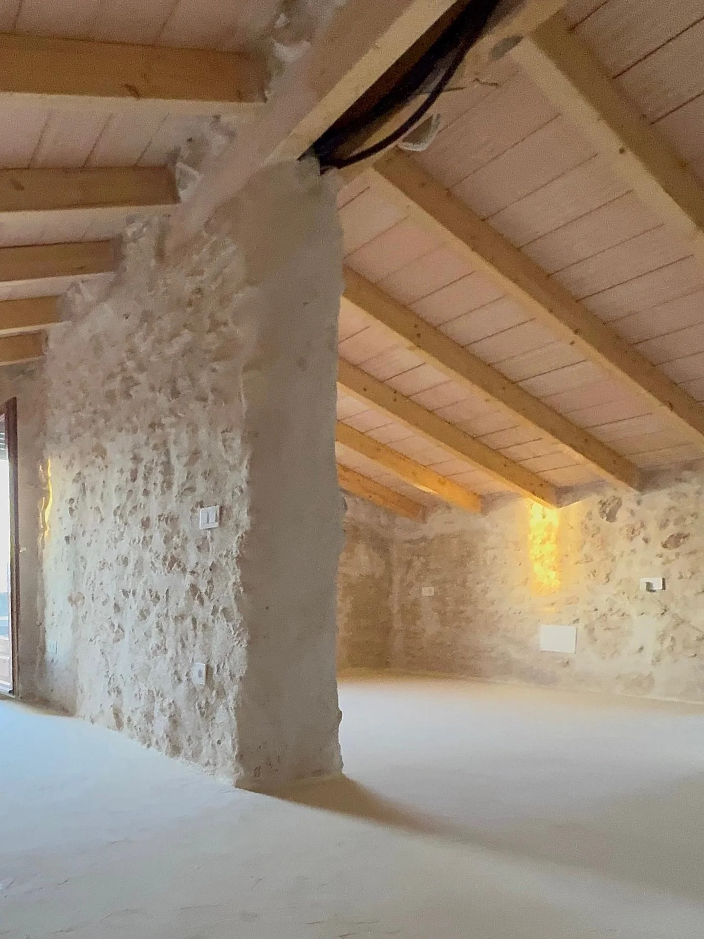 Proyecto en ejecuci&oacute;n en D&eacute;nia | Rehabilitaci&oacute;n de espacio con estructura tradicional mediterr&aacute;nea

Trabajamos sobre una base existente de muros de piedra natural y estructura de madera, respetando la esencia original mien