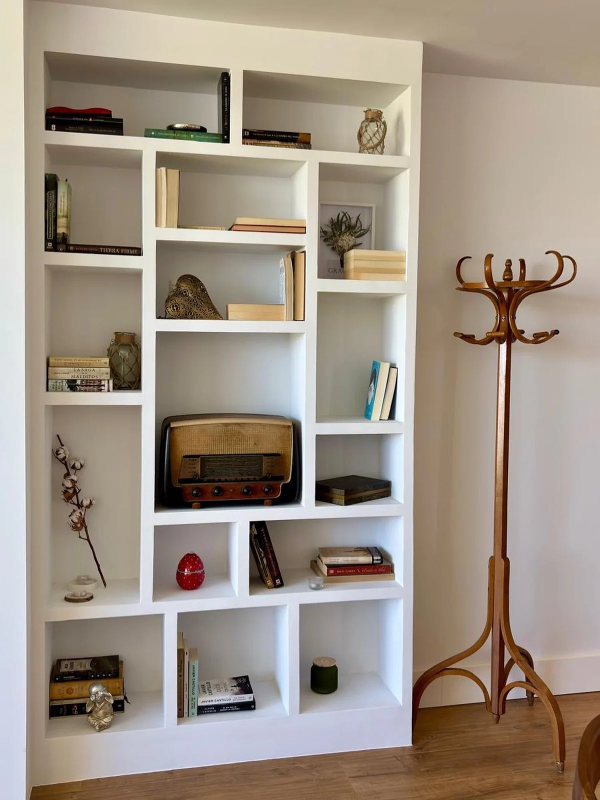 Interiorismo residencial en D&eacute;nia &ndash; Detalle de vivienda por Betha Estudio

Este elemento forma parte de un proyecto integral de vivienda desarrollado por Betha Estudio. Se trata de una estanter&iacute;a empotrada a medida, dise&ntilde;ad