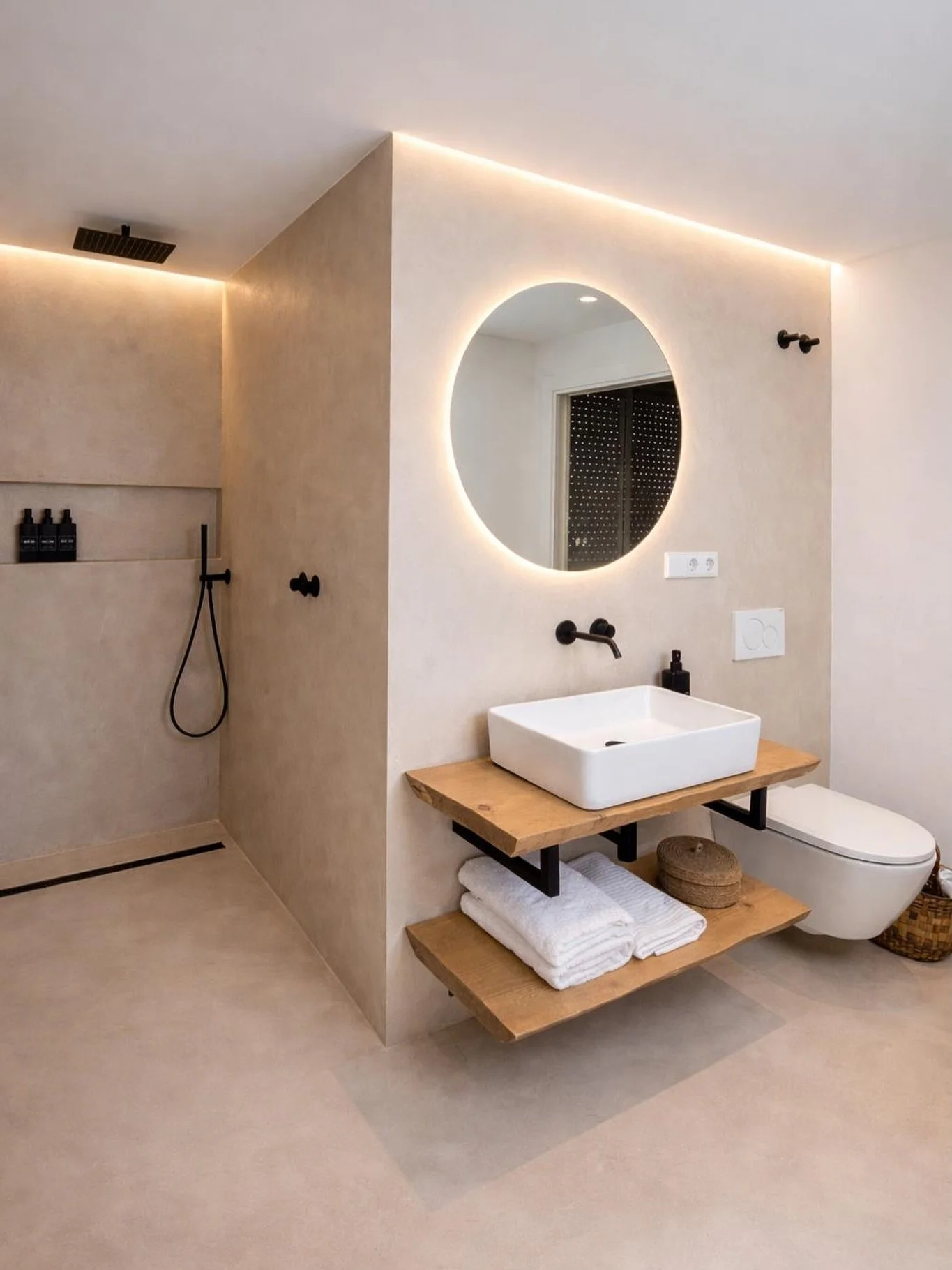 Ba&ntilde;o de dise&ntilde;o en un &aacute;tico en D&eacute;nia, donde la continuidad material define el espacio.

En este proyecto de reforma integral en D&eacute;nia, desde Betha Estudio Interiorismo, hemos apostado por un acabado en microcemento c