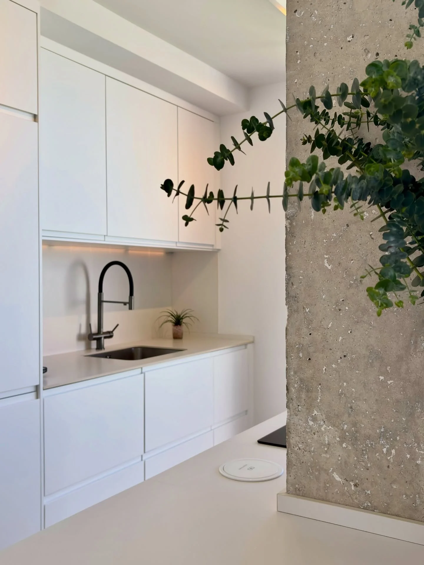 Cocina de dise&ntilde;o en &aacute;tico reformado en D&eacute;nia, donde la simplicidad est&aacute; completamente pensada.

En este proyecto de reforma integral en D&eacute;nia, desde Betha Estudio Interiorismo, dise&ntilde;amos una cocina funcional 