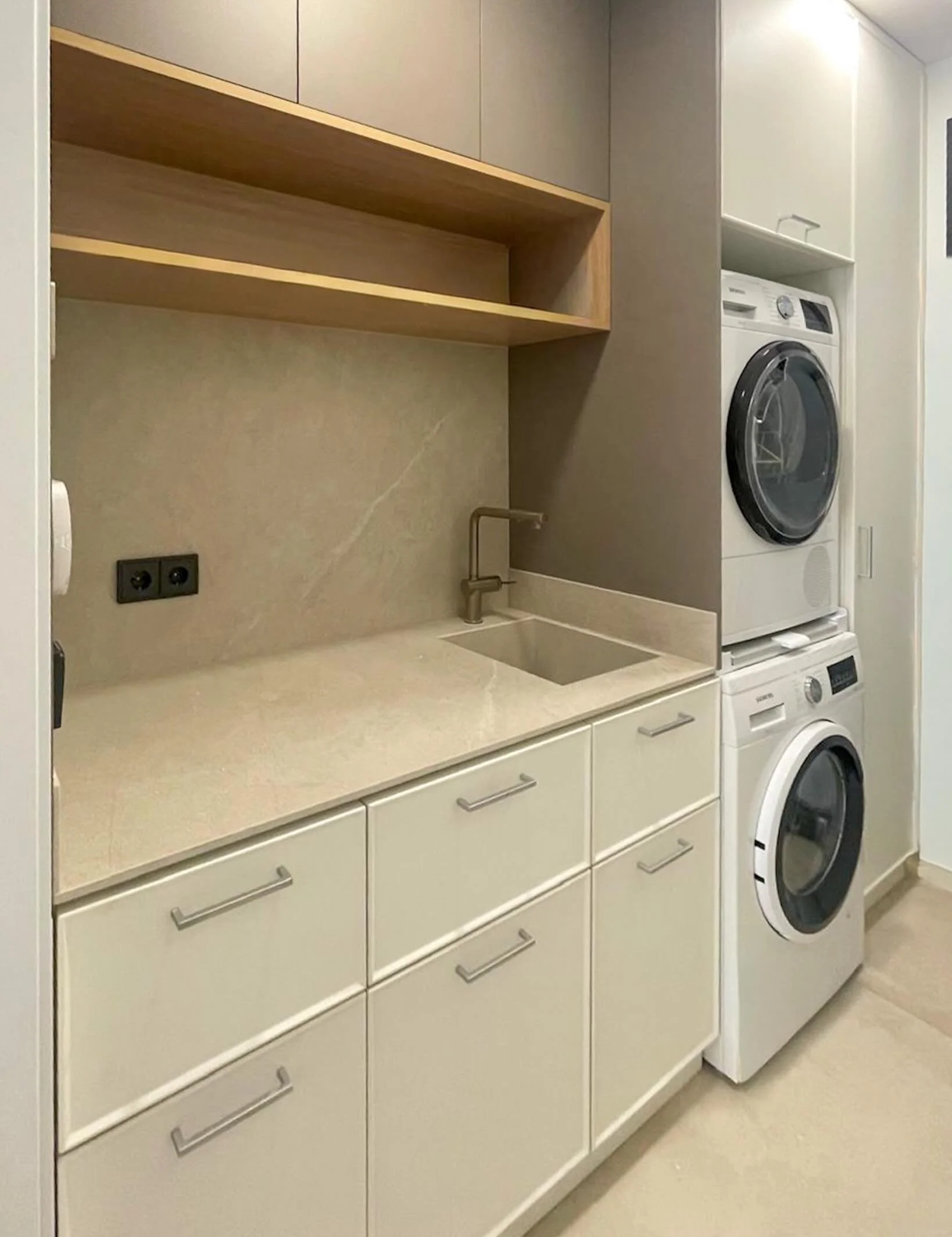 Lavadero dise&ntilde;ado desde cero en una villa en D&eacute;nia.
Un espacio funcional pensado para integrarse con la arquitectura de la vivienda y mejorar el d&iacute;a a d&iacute;a sin renunciar a la est&eacute;tica.

En este proyecto dise&ntilde;a