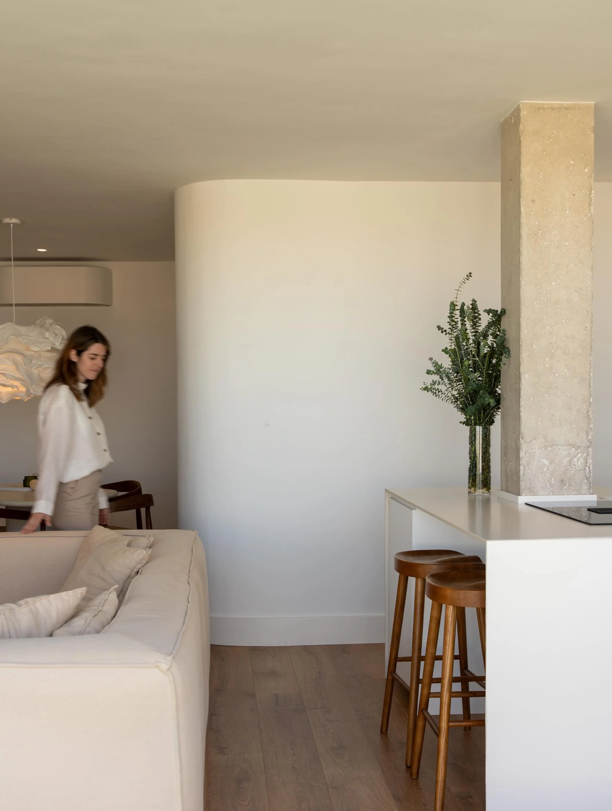 Las formas curvas ayudan a crear espacios m&aacute;s fluidos, c&aacute;lidos y atemporales.

En este proyecto de interiorismo en D&eacute;nia dise&ntilde;amos una distribuci&oacute;n abierta donde cocina, sal&oacute;n y comedor conviven visualmente c