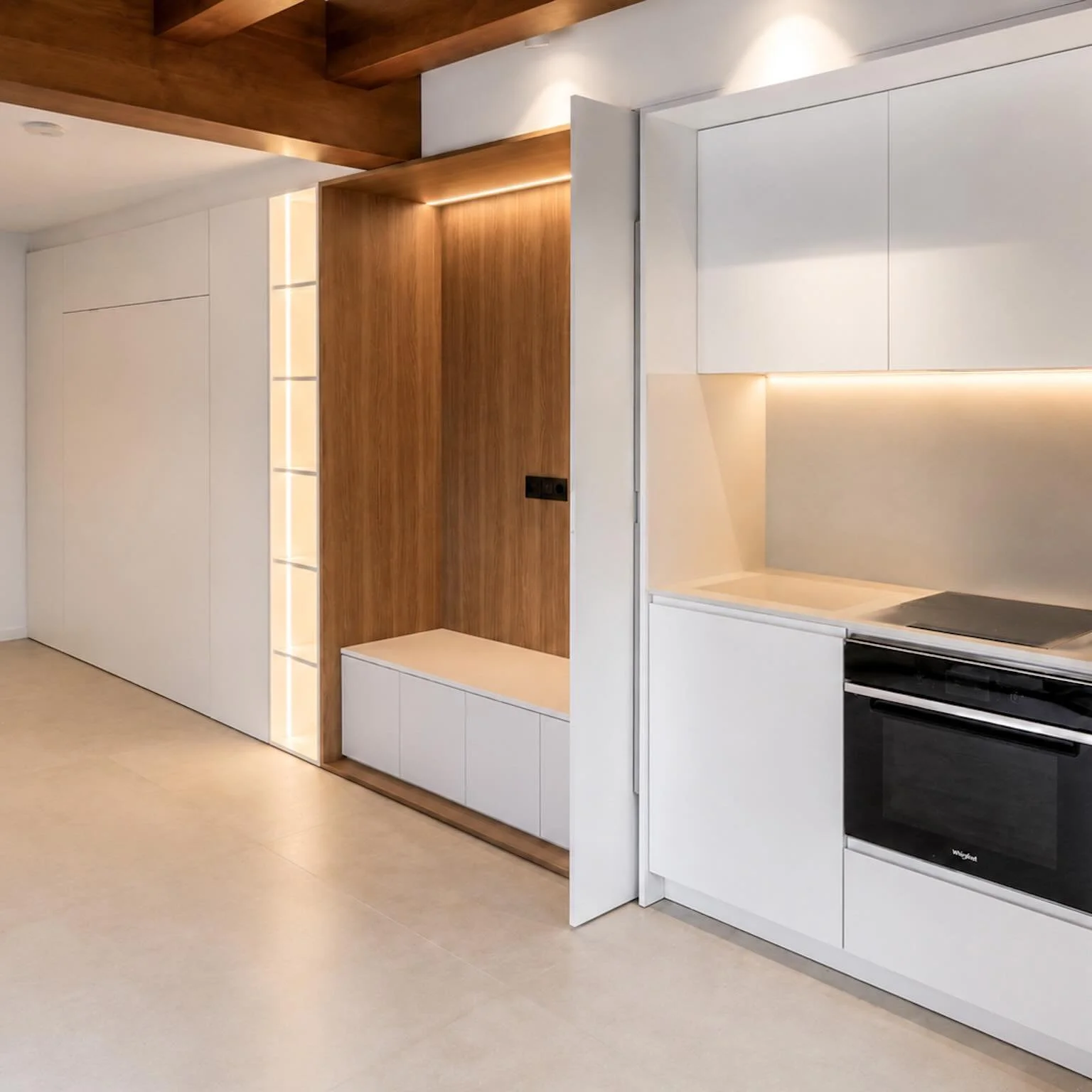 Mobiliario integrado dise&ntilde;ado para aportar continuidad visual, almacenaje oculto y una est&eacute;tica limpia y atemporal.

Un proyecto donde cada detalle busca equilibrar funcionalidad y calma visual.

📍 Proyecto residencial en D&eacute;nia.
