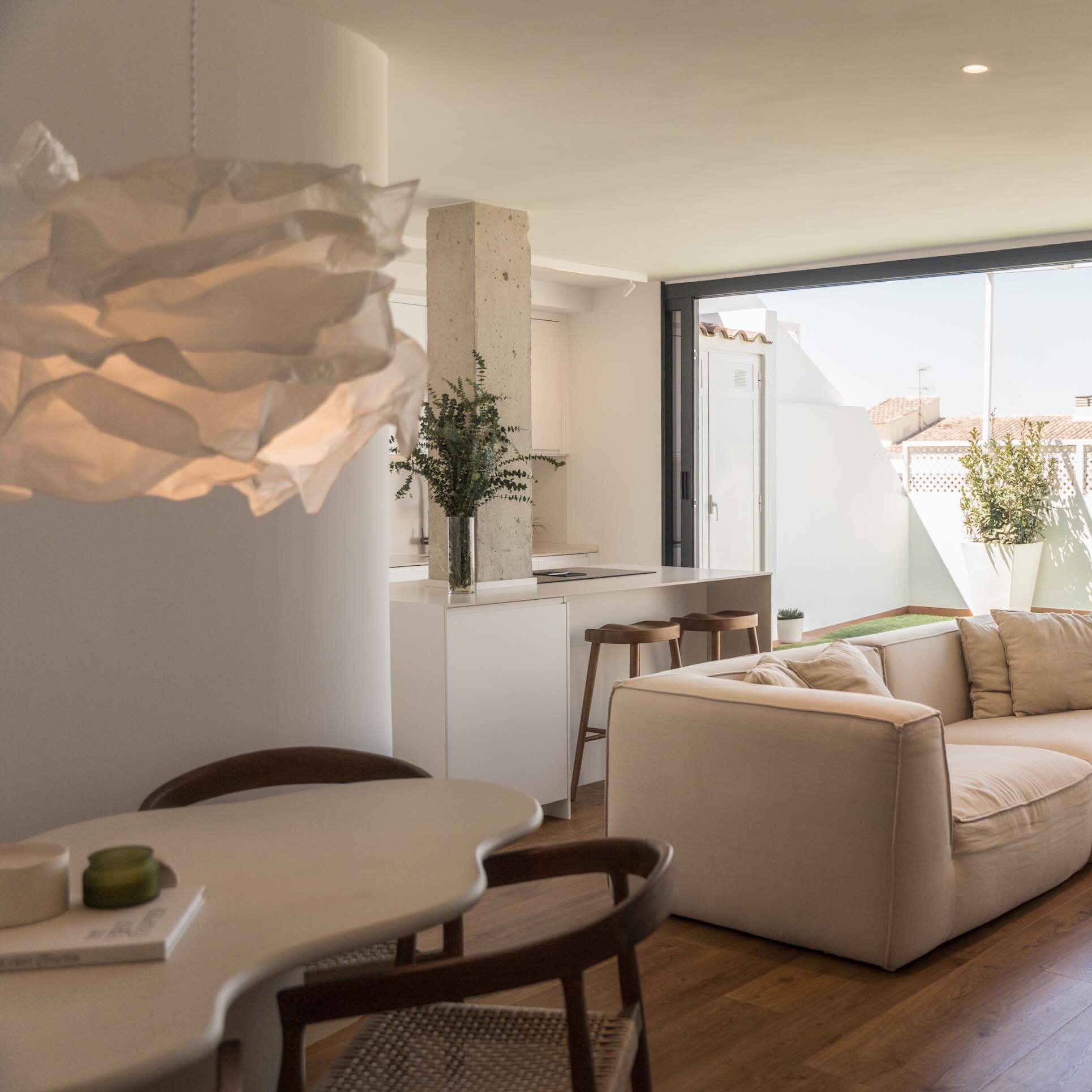 La iluminaci&oacute;n c&aacute;lida y las formas org&aacute;nicas ayudan a crear espacios m&aacute;s naturales, relajados y atemporales.

Dise&ntilde;amos esta vivienda buscando continuidad entre arquitectura, mobiliario y luz. 

📍 &Aacute;tico en D