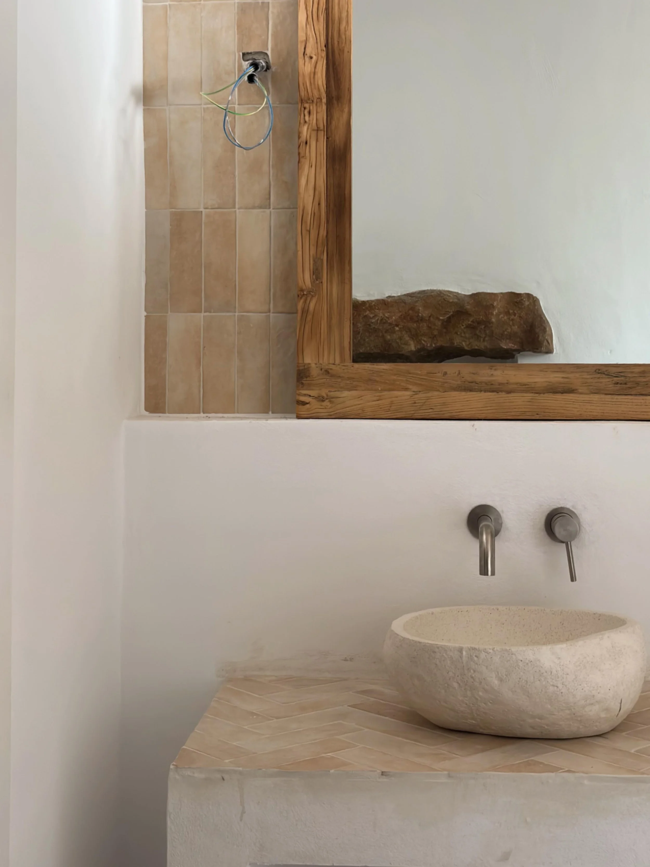 La calma tambi&eacute;n se dise&ntilde;a.

Materiales naturales, iluminaci&oacute;n integrada y texturas c&aacute;lidas para crear espacios que transmiten silencio y equilibrio.

Proyecto realizado por Betha Estudio.
#mediterraneaninterior #interiori