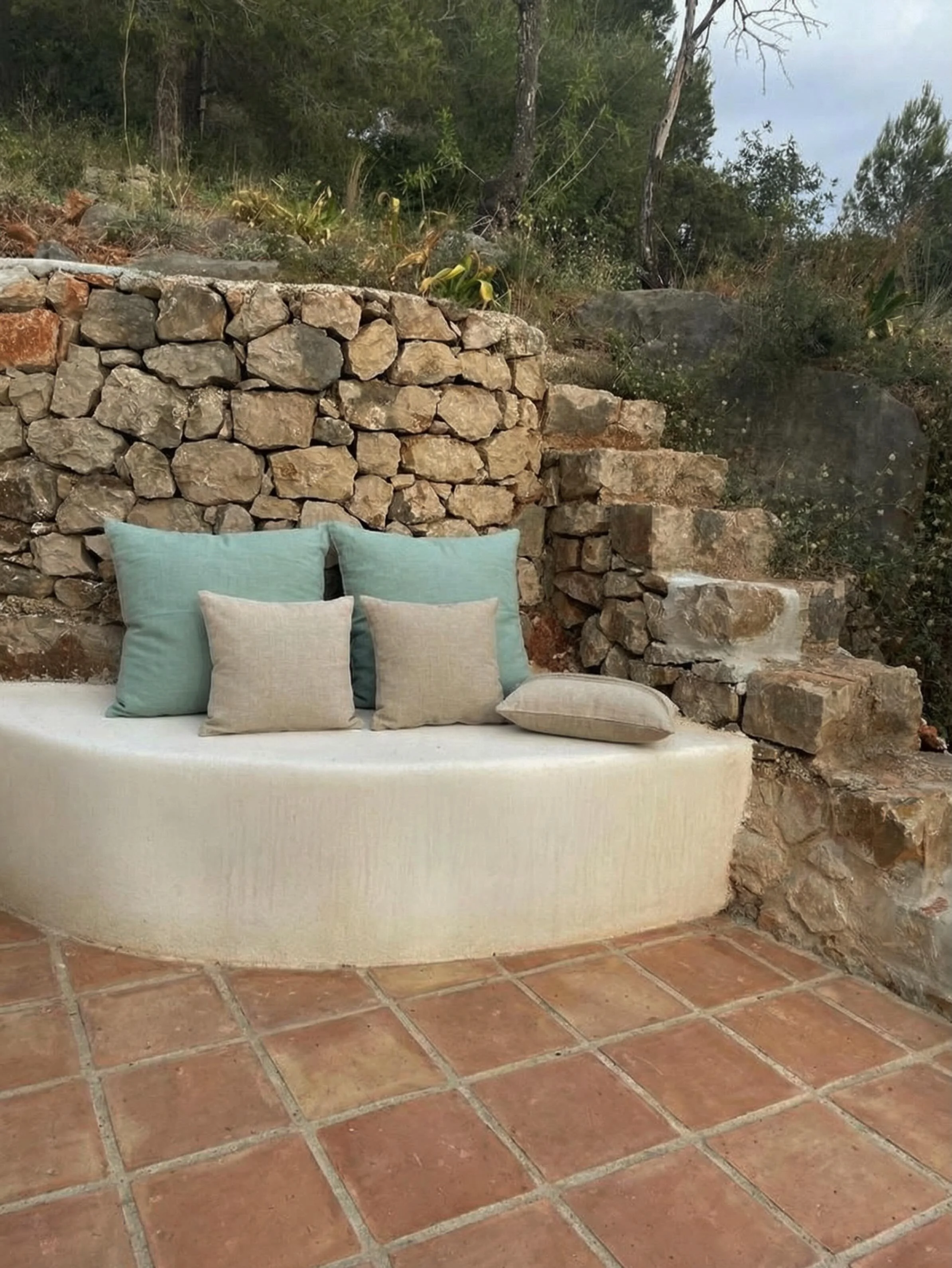Dise&ntilde;o exterior mediterr&aacute;neo integrado con el paisaje natural de Costa Blanca.

La piedra natural, las formas org&aacute;nicas y los materiales c&aacute;lidos crean espacios exteriores pensados para convivir con la arquitectura y el ent