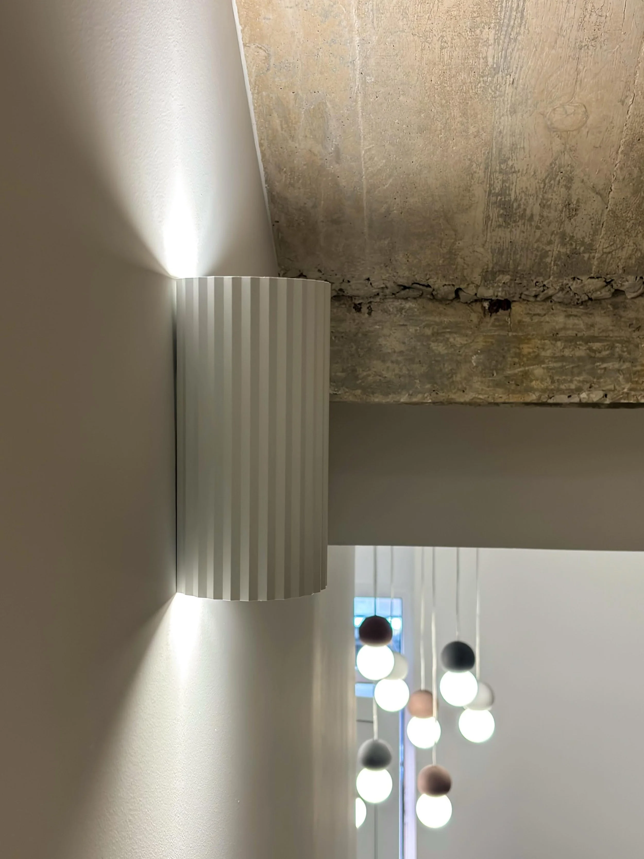 La iluminaci&oacute;n transforma completamente la percepci&oacute;n de un espacio.

En este proyecto de interiorismo mediterr&aacute;neo trabajamos una iluminaci&oacute;n c&aacute;lida e integrada para potenciar las texturas naturales, la arquitectur