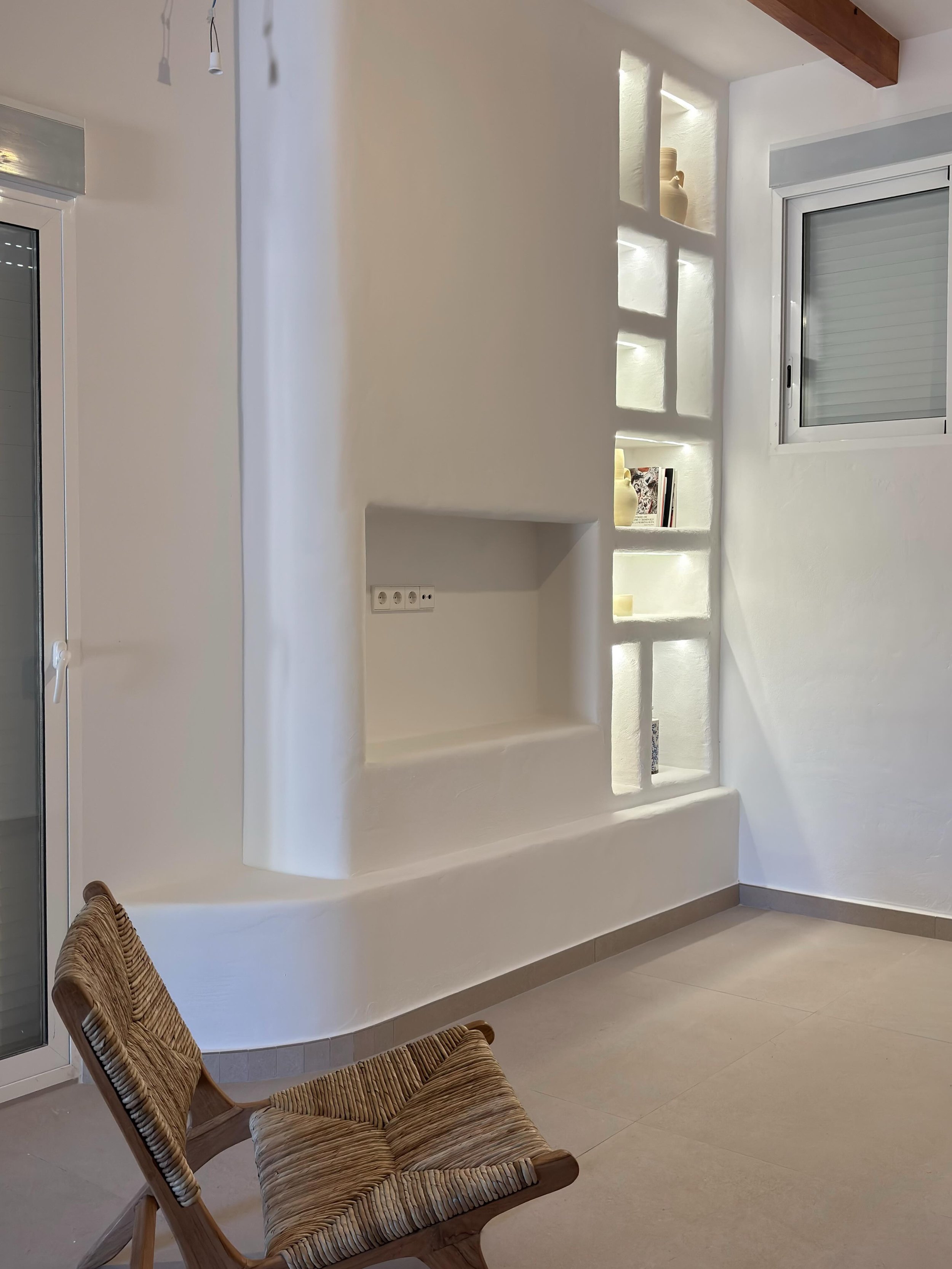 Arquitectura mediterr&aacute;nea pensada para respirar con la luz.

En este proyecto de interiorismo y reforma integral trabajamos l&iacute;neas org&aacute;nicas, materiales naturales y una distribuci&oacute;n abierta para potenciar la calma, la ampl