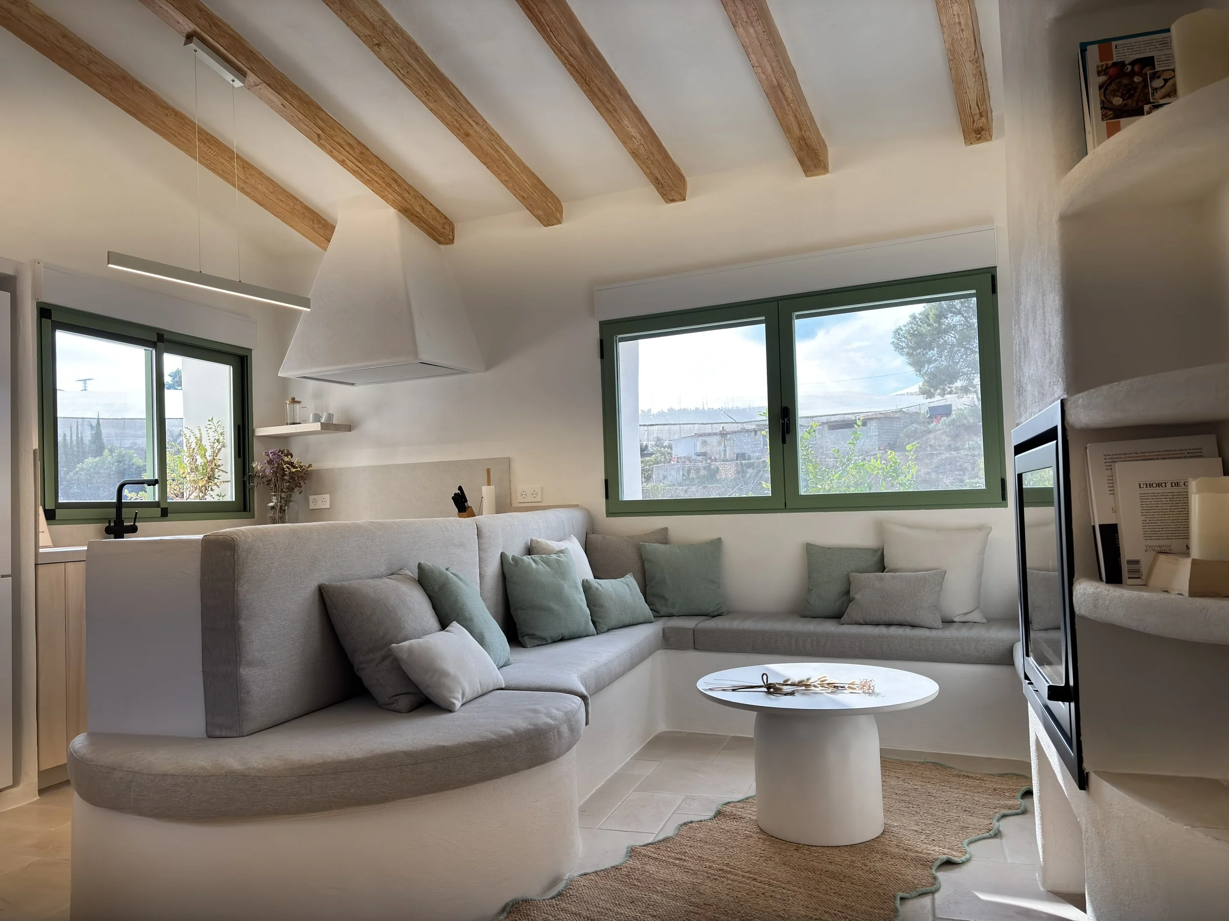 Reforma integral de vivienda mediterránea en Callosa d'en Sarrià Interiorismo mediterráneo en vivienda reformada en la Marina Baixa Salón con vigas de madera en proyecto de reforma en Callosa d'en Sarrià