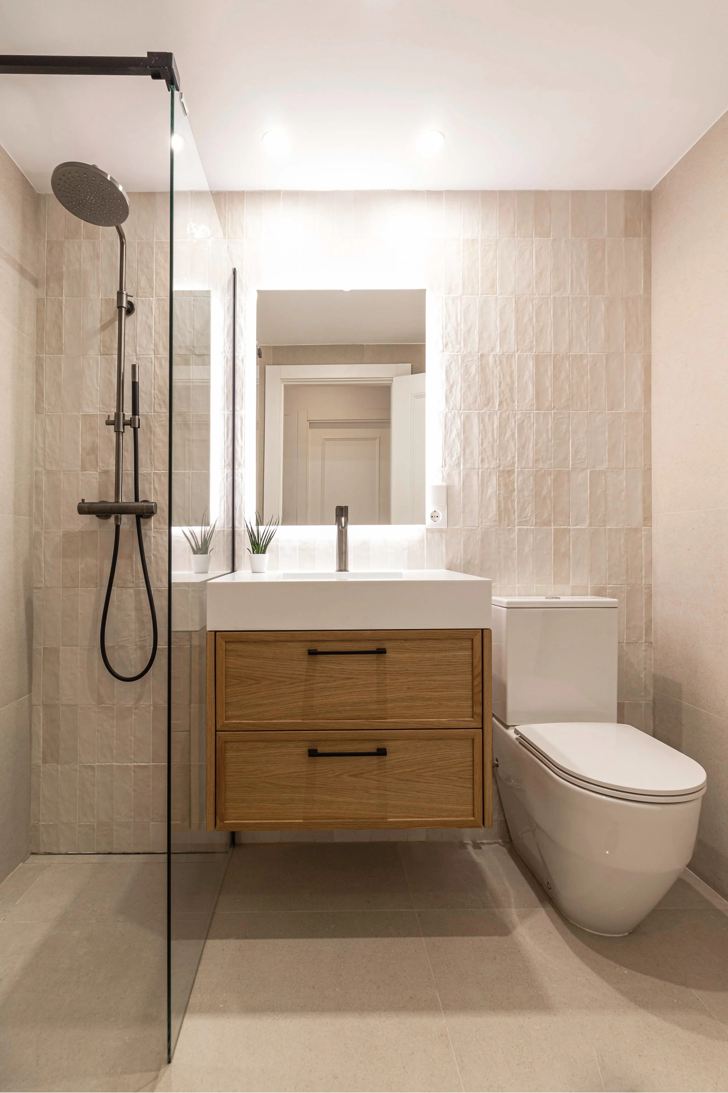 Baño contemporáneo con ducha italiana y lavabo de madera en reforma integral de ático en el centro de Gandia (Valencia) – Betha Estudio