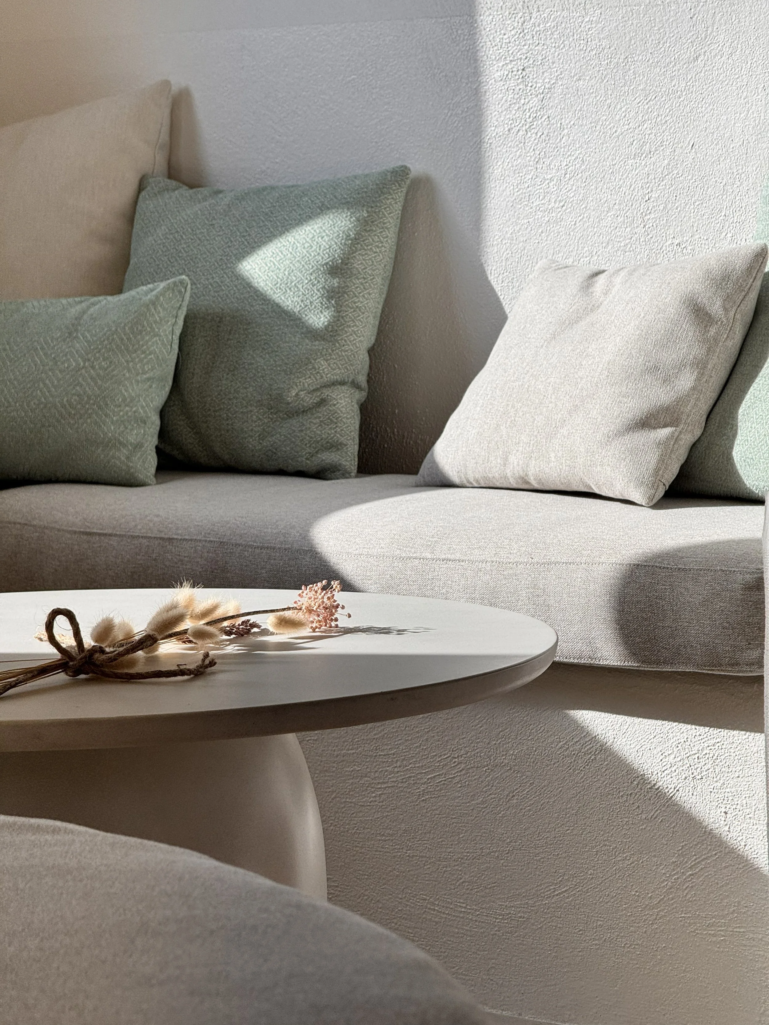 Reforma integral de vivienda mediterránea en Callosa d'en Sarrià Interiorismo mediterráneo en vivienda reformada en la Marina Baixa Salón con vigas de madera en proyecto de reforma en Callosa d'en Sarrià