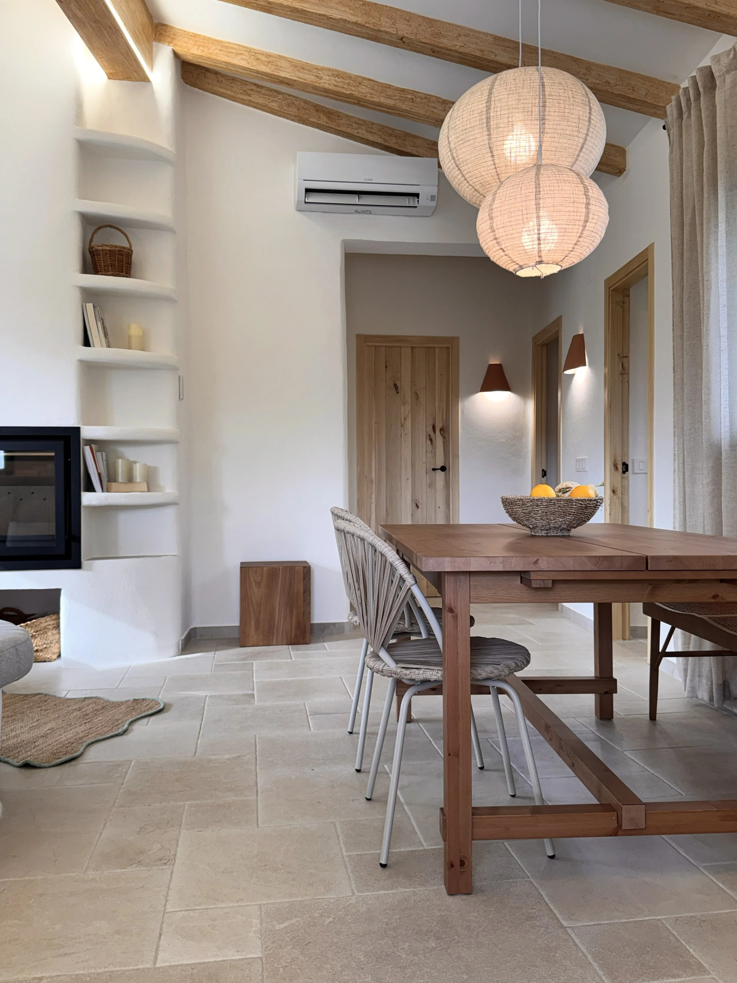 Reforma integral de vivienda mediterránea en Callosa d'en Sarrià Interiorismo mediterráneo en vivienda reformada en la Marina Baixa Salón con vigas de madera en proyecto de reforma en Callosa d'en Sarrià