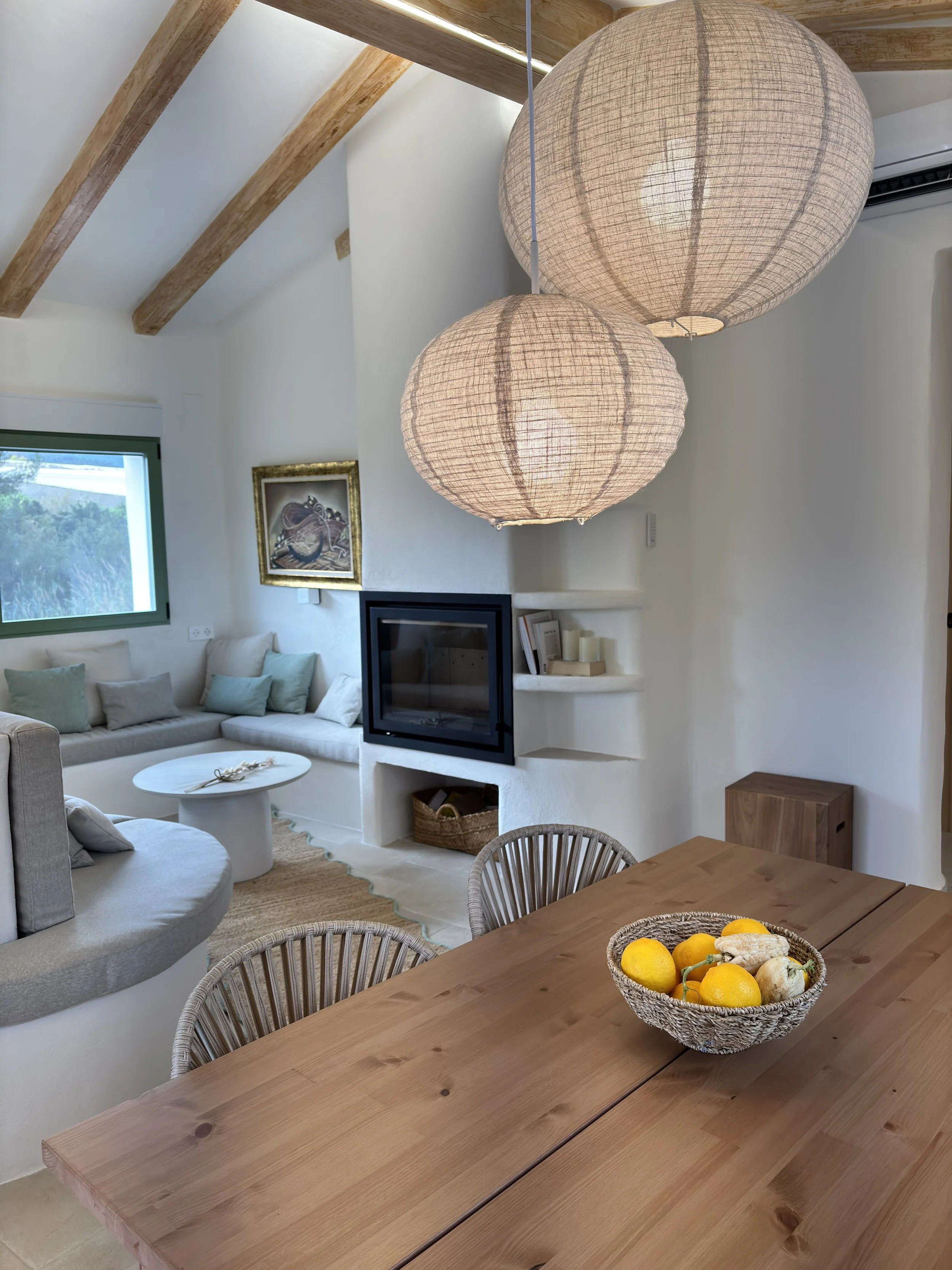 Reforma integral de vivienda mediterránea en Callosa d'en Sarrià Interiorismo mediterráneo en vivienda reformada en la Marina Baixa Salón con vigas de madera en proyecto de reforma en Callosa d'en Sarrià