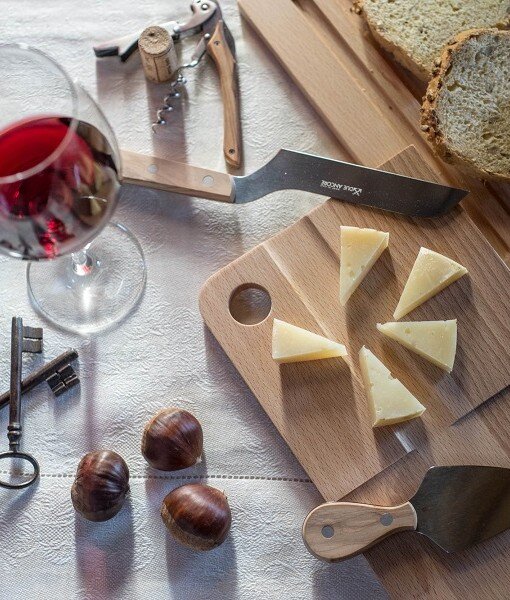 set_coltelli_formaggio_vino_ambientato-510x600.jpg