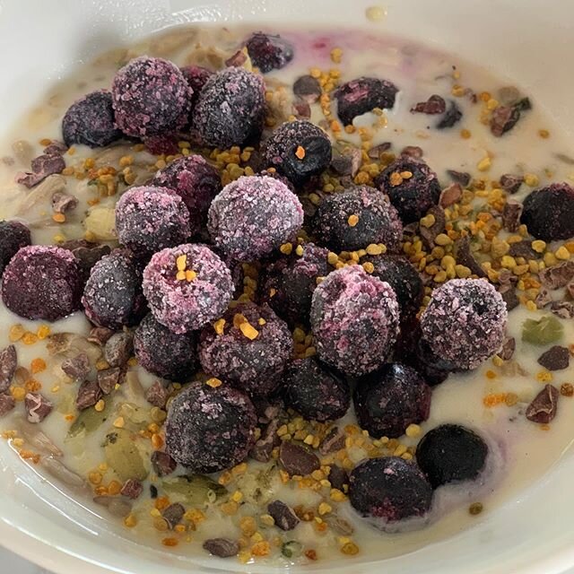 Here&rsquo;s an updated version of an old favorite that&rsquo;s making my insides hum! I&rsquo;ve been craving my overnight oats recipe lately and actually jumped out of bed the other night just before falling asleep and threw it together so it would