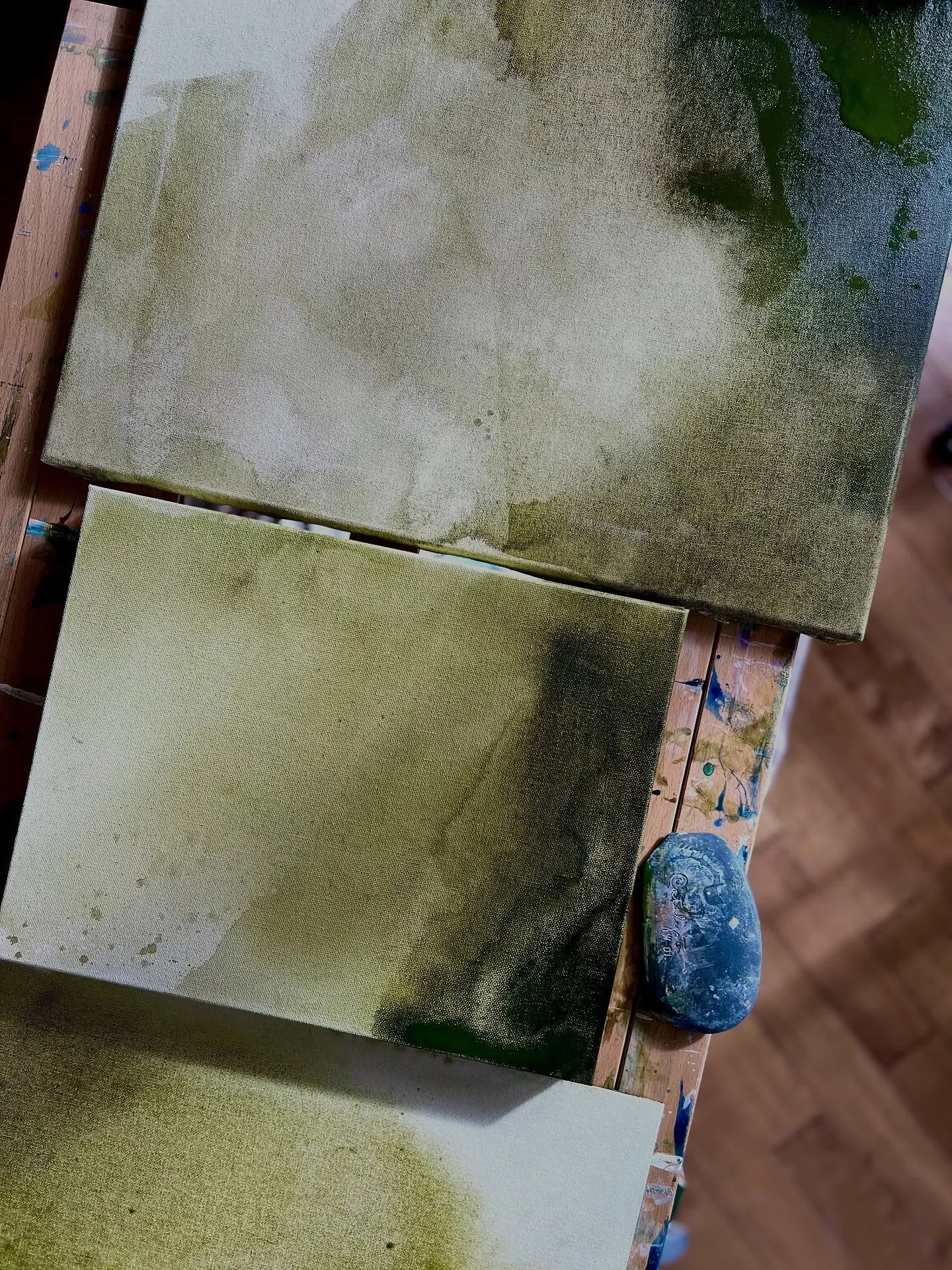 Working on new abstracts for the first time since August. Woah 🤯 

And I&rsquo;m obsessed with this mossy green color. My goal is to bring that classic PNW forest feel into these pieces. So we will see what sort of forest magic I can make happen✨🌲
