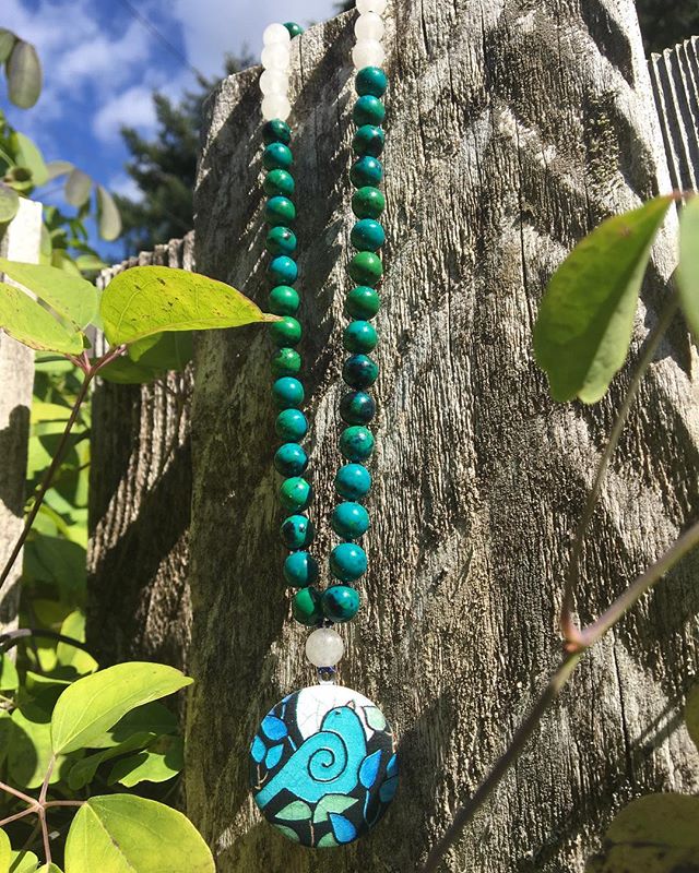 The Lucy mala! Made with lots of love and intention for Lucy&rsquo;s mama, Lou, to be able to sit in stillness with her girl and deepen their connection.
.
Lou and I have a lot in common, including her given name is actually Lori. Her daughter Lucy w