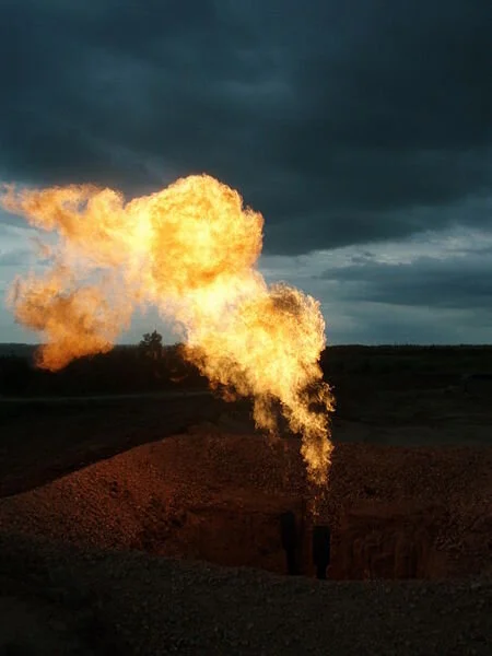 <https://commons.wikimedia.org/wiki/File:Bakken_Flaring_Gas_at_night.JPG>