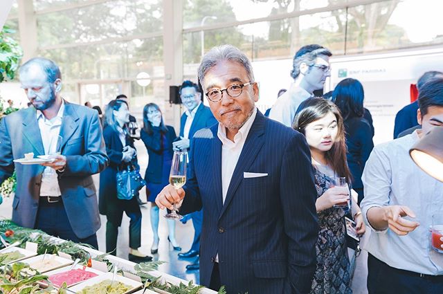 A distinguished guest near our garden table. All gardens should be enjoyed with champagne in hand 🍾 #privatedining .
.
.
.
#chefslife #happiness #Angecaters #sgig #luxlife #singapore #sglifestyle #finedining #deliciaecatering #privatediningsg #sgig 