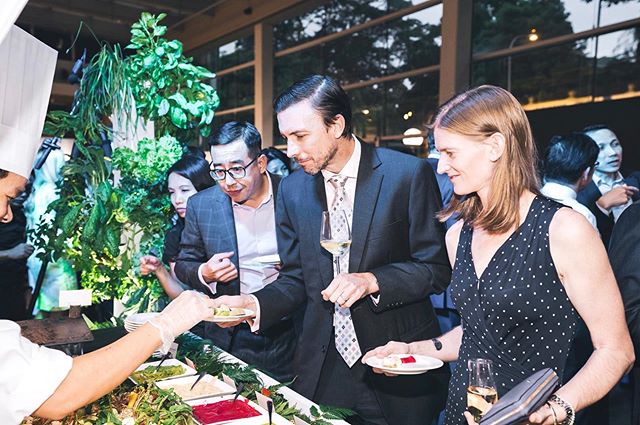 We back up our clients 💯 when they wish to throw a sustainable event for their company. Enjoying the brief we brought in edible gardens with herbs and vegetables grown in Singapore and very near farms for interactive buffets with an entire table mad