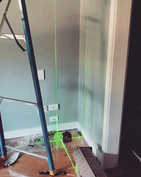 Perfect preparation prevents poorly placed pendants 🤔  yeah that'll do. I always use the 6 P's when hanging pendants Ohh and the laser, that also helps 😂. Pendants will be posted soon 👌🏼
.
.
.
#pendantlights #laserlevel #laser #green #pendantligh