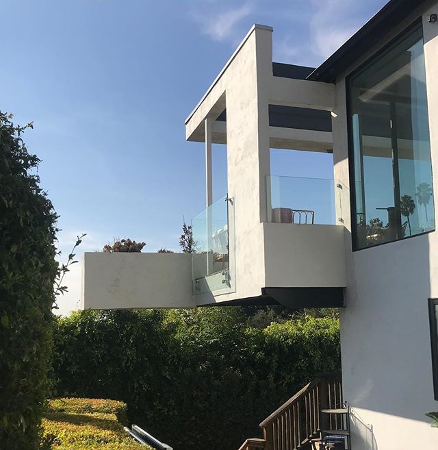 Not a wonder of the Ancient World, but always fun to visit these Hanging Gardens of Amesbury Road.  Circa KeltnerCo 2016.

Cantilever balcony held in place by 60,000 lbs of concrete footings!

#keltnerco #cantilever #hanginggardens #silverlake #archi