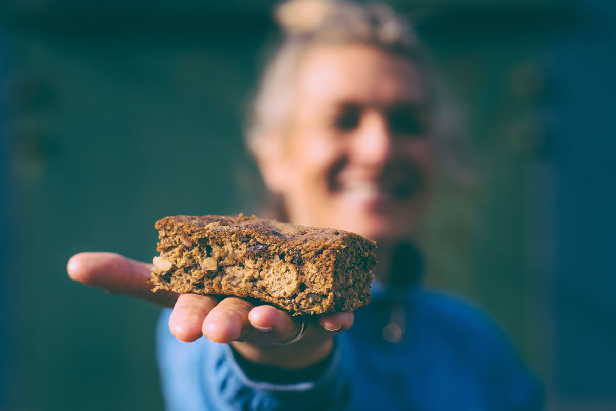“Vad gott… eller alltså… mamma har DU bakat? Oj… vad duktig du är”. Ordagrant citat frpn 9-årig son. Lägg till lillgammal ton. Jag blev stött och stolt på samma gång;). Hur som helst: a no brainer: bara gört! (Och tack Annika för att du gav mig receptet den där gången…)