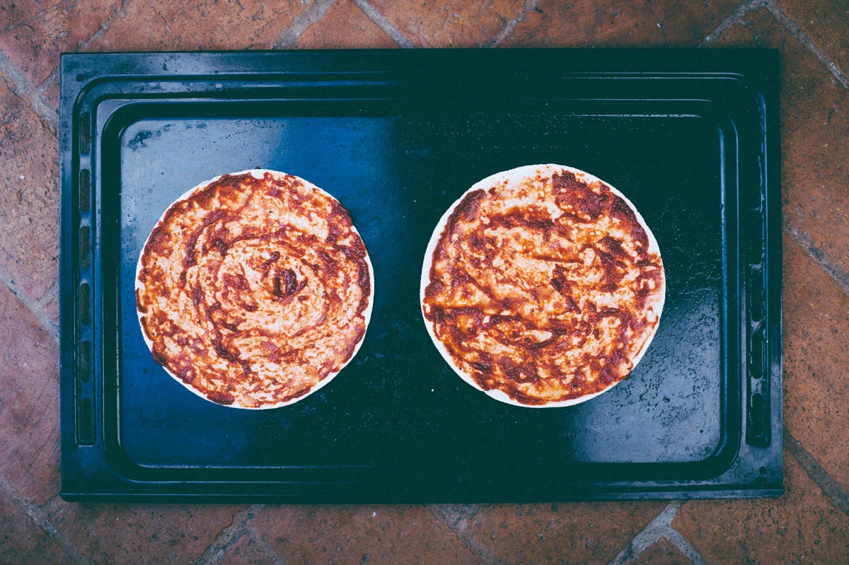 2. Blanda 2 msk tomatpure, 2 msk vatten, 1 msk olivolja. Bred på bröden. (Yupp, den dagen jag insåg att man inte behöver koka tomatsås i sju och ett halvt år – en stor dag ;).