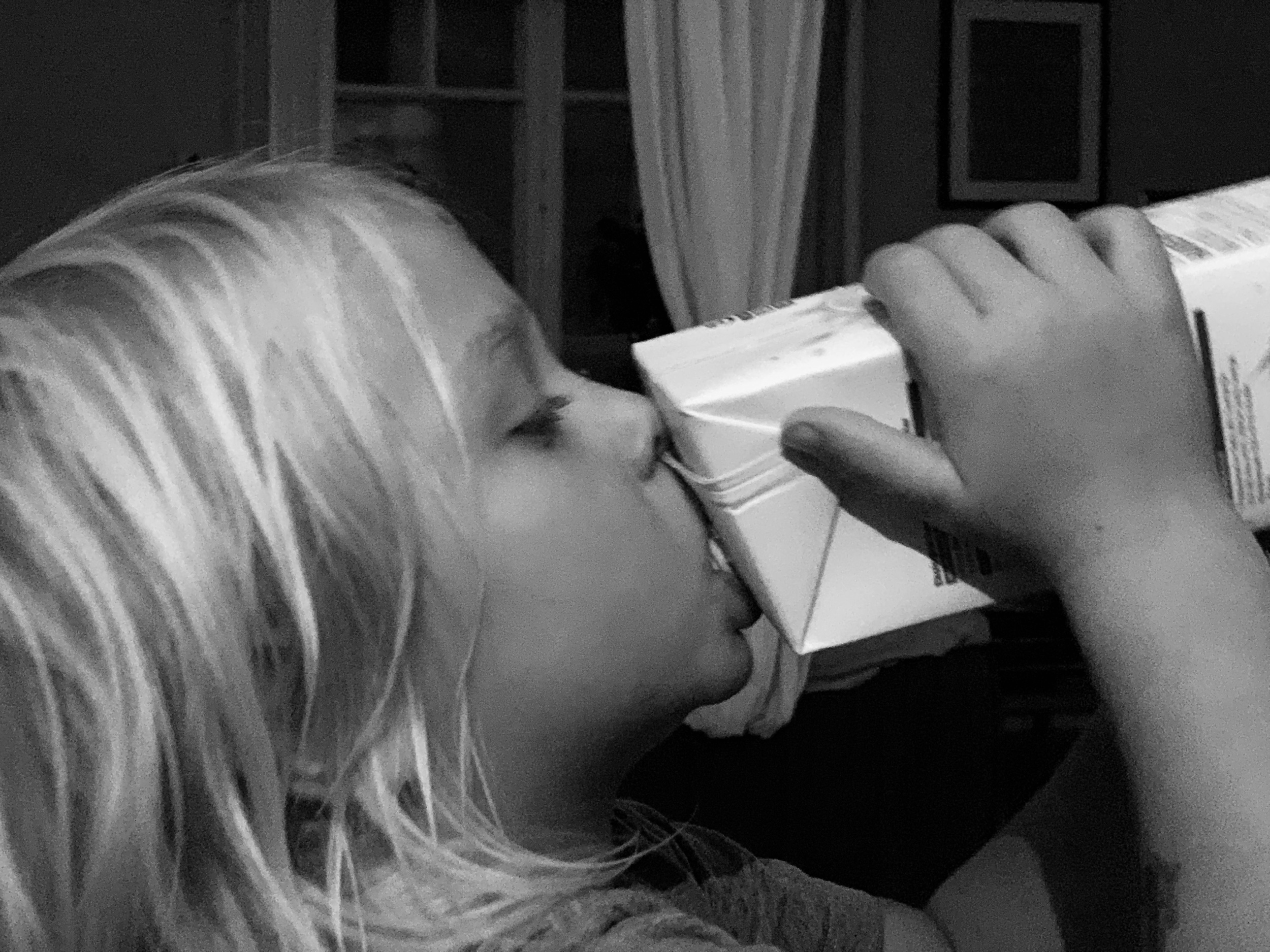 ”Vad sa du?” ”Glaset står där” ”….(dricker)….”